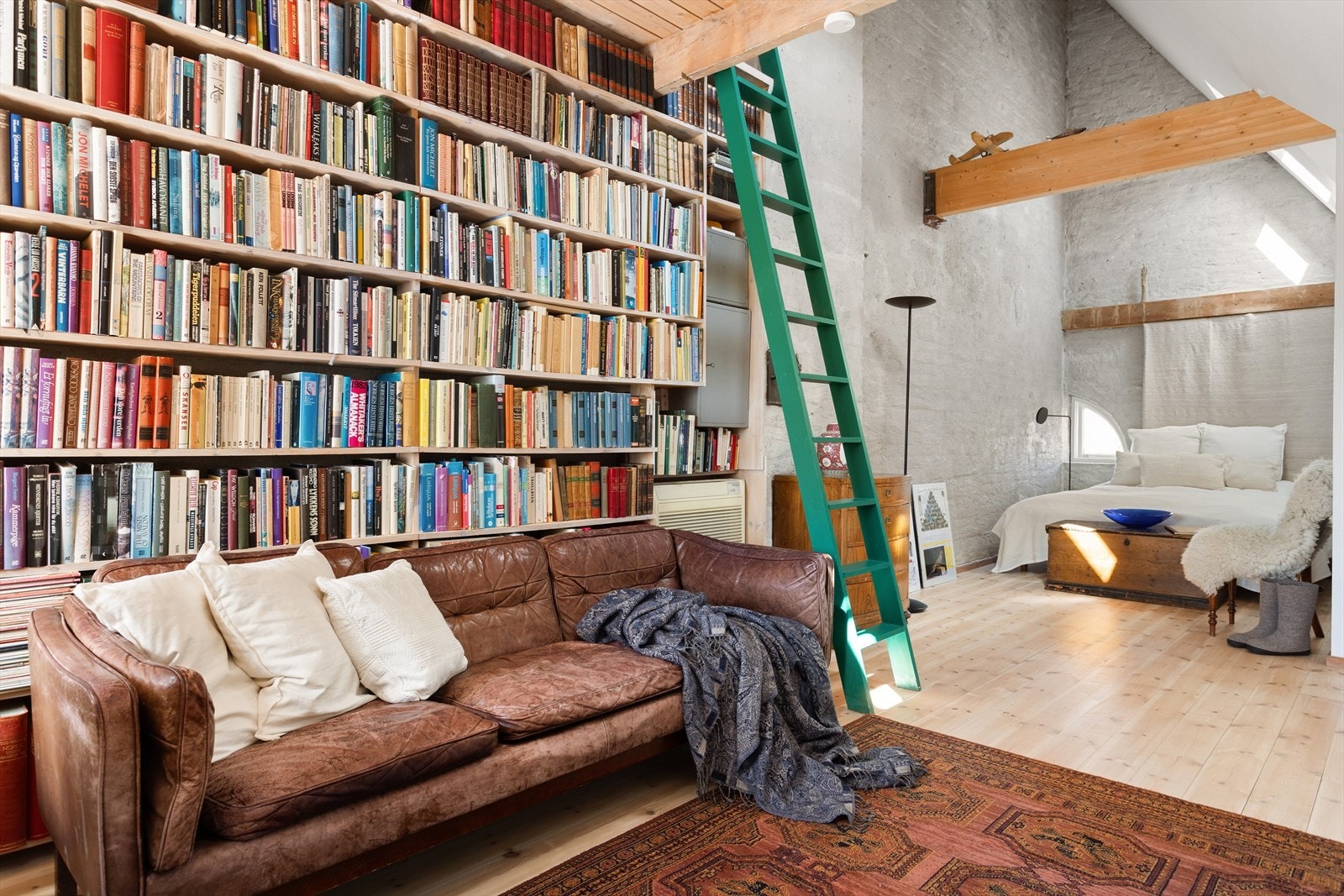 Loftsetasjen består av en herlig foreldresuite som utgjør hele 3. etasje. Rommet brukes i dag som hovedsoverom, TV-stue, bibliotek og kontor. Galleribilde