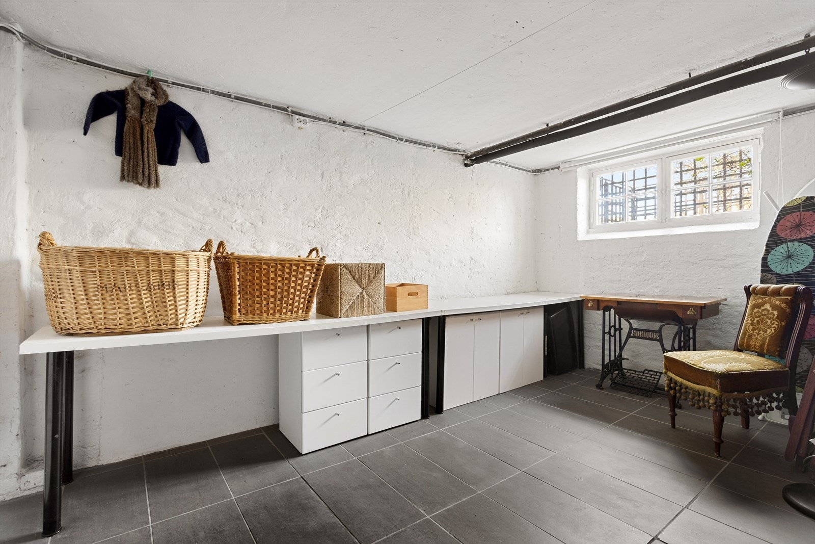 Vaskerommet har god plass til diverse innredning og oppbevaringsmuligheter. Galleribilde