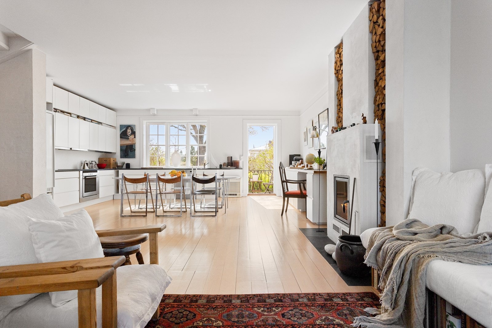 Tidløse og moderne løsninger er fint kombinert med den opprinnelige arkitekturen. Galleribilde