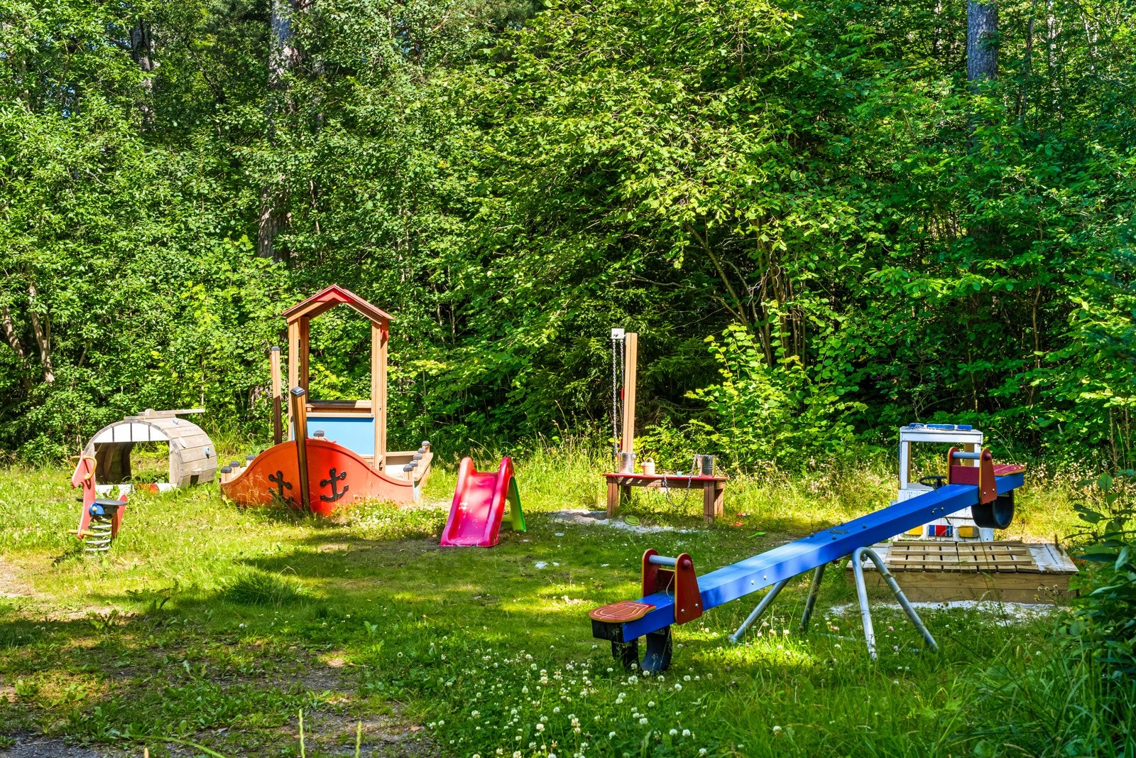 Til barnas store glede finnes det lekeplasser i borettslaget, og beliggenheten er som nevnt skjermet fra trafikk. Galleribilde