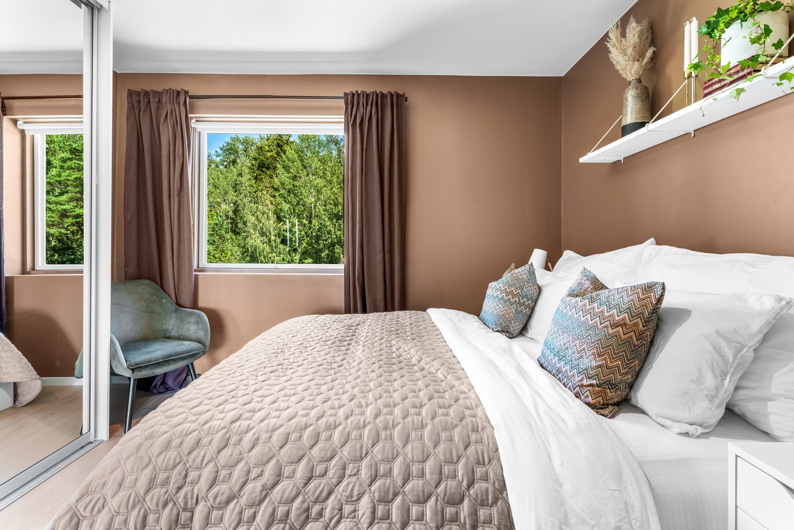 Hovedsoverommet får godt med naturlig lysinnslipp fra store vindusflater, og det er god plass til dobbeltseng og tilhørende møblement. Begge soverommene vender mot øst, svalt og fint om sommeren. Galleribilde