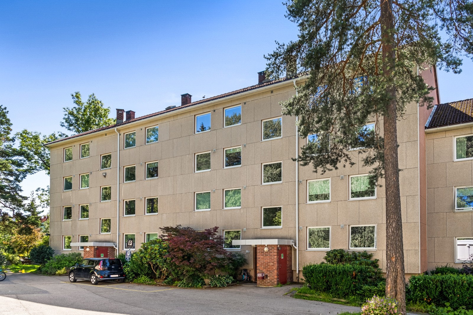 Leiligheten ligger flott plassert på et høydedrag i et attraktivt boligområde på Oppsal med kort vei til matbutikk, T-bane, buss og Østmarka. Galleribilde