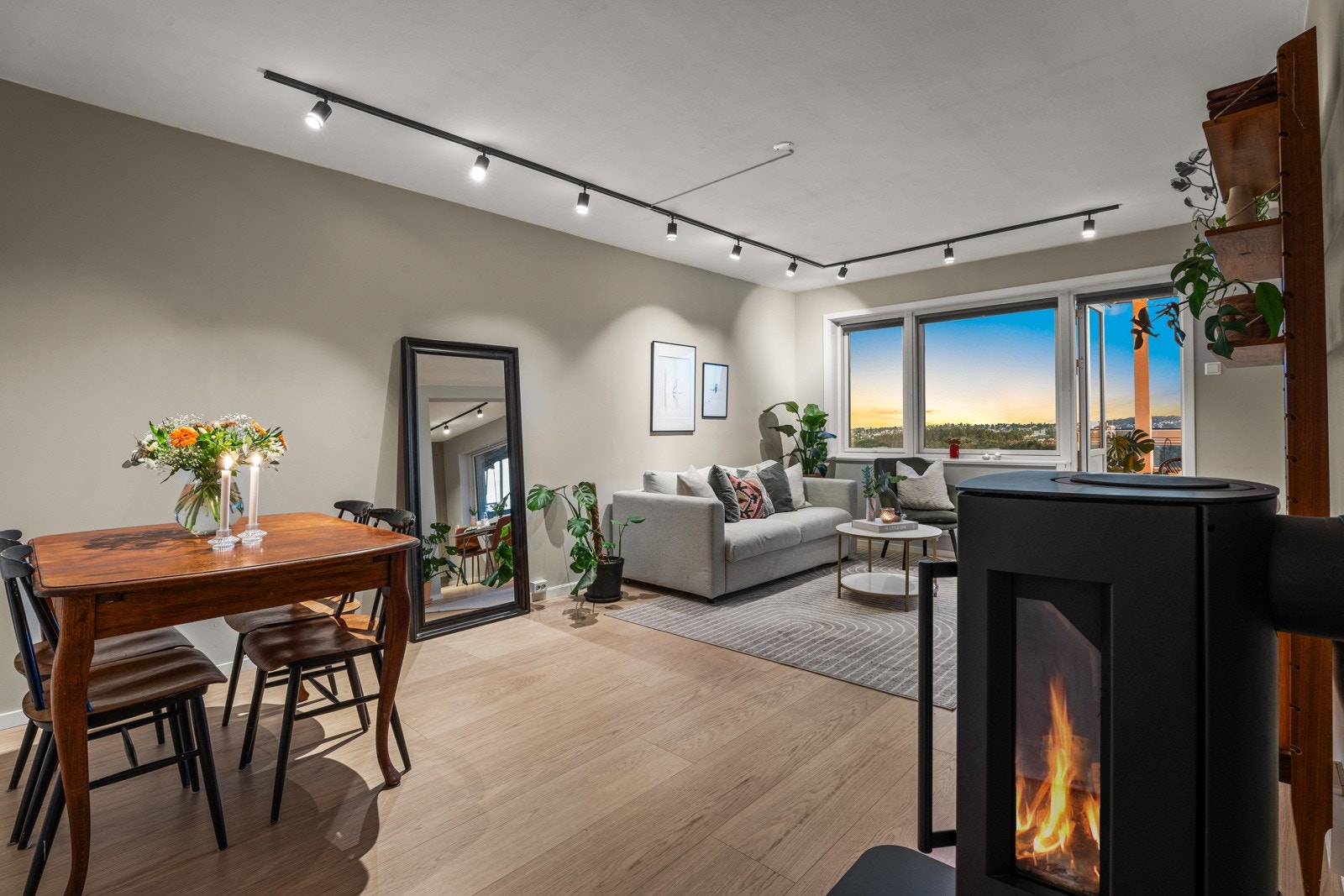 En peisovn fra 2023, med stort flammebilde og glass på tre sider, understreker den varme atmosfæren. Pipeløpet ble rehabilitert av brl. i 2018/19. Galleribilde