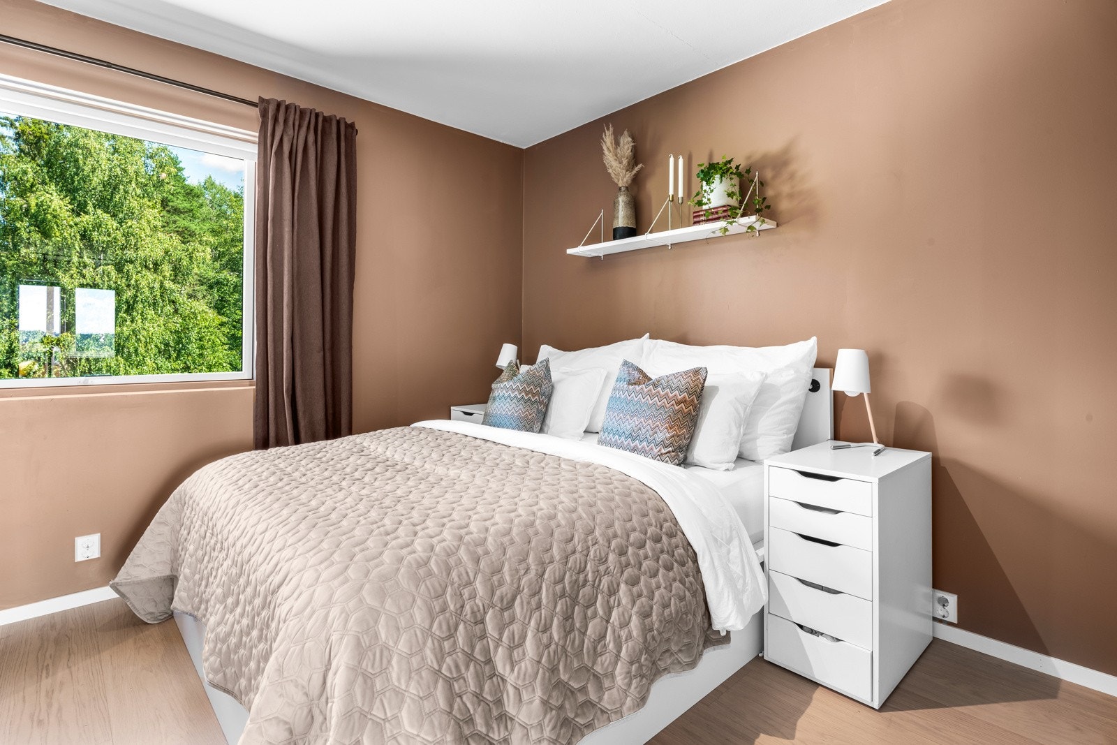 Leiligheten har to gode soverom, begge med østvendte vinduer. Rommene har tregulv i enstavs eik, glatte, malte veggflater i delikate toner og listefri himling. Galleribilde