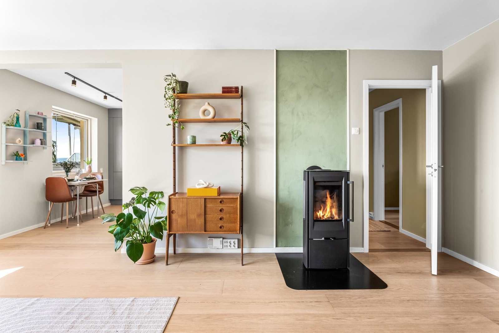 Stuen har enstavs gulv i herdet eik, glatte vegger malt i en delikat farge, listefri himling og spotskinne i taket. Moderne peisovn gir varme og fin atmosfære. Galleribilde