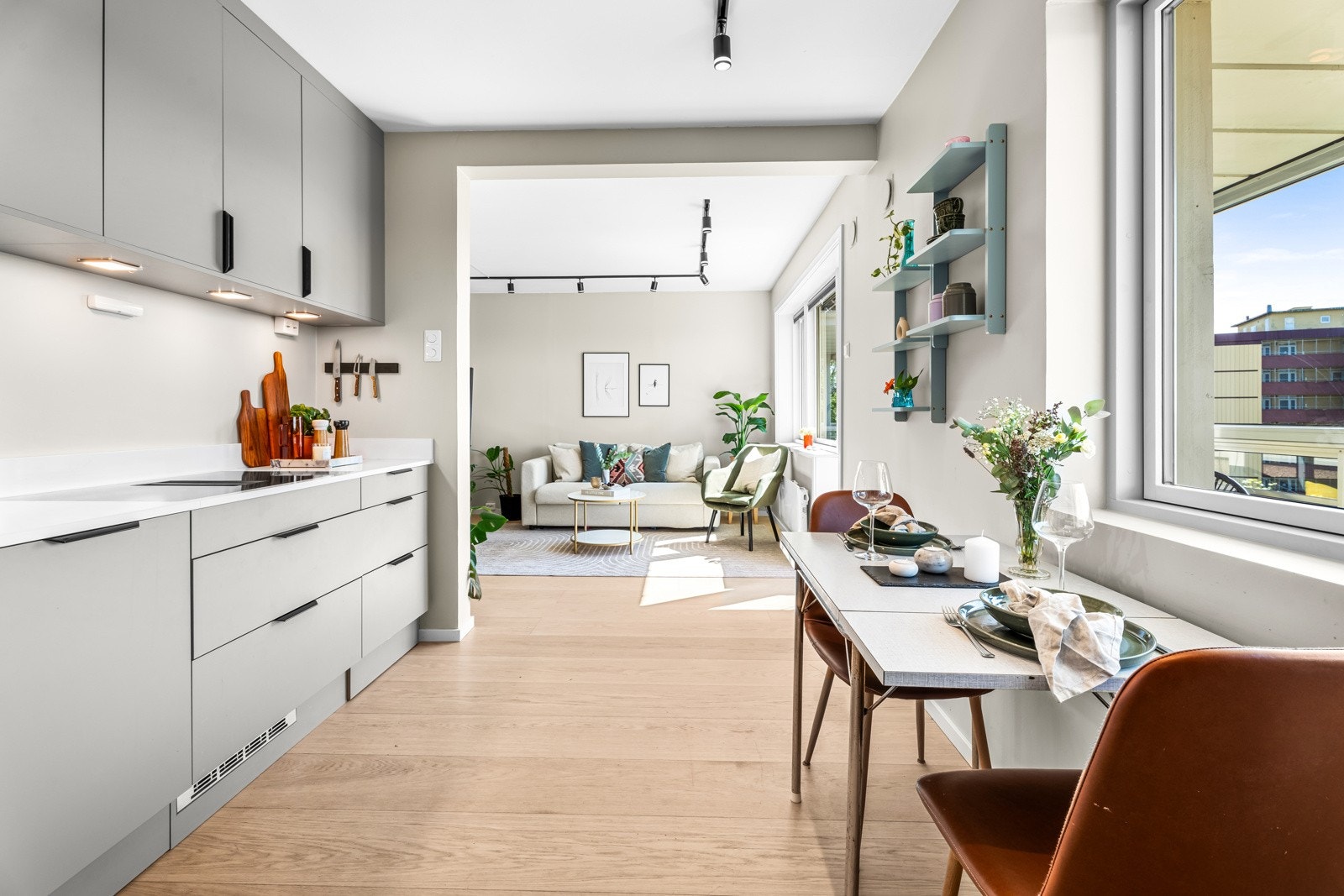 Ved det vestvendte kjøkkenvinduet er det utsikt og plass til et lite frokostbord. Galleribilde