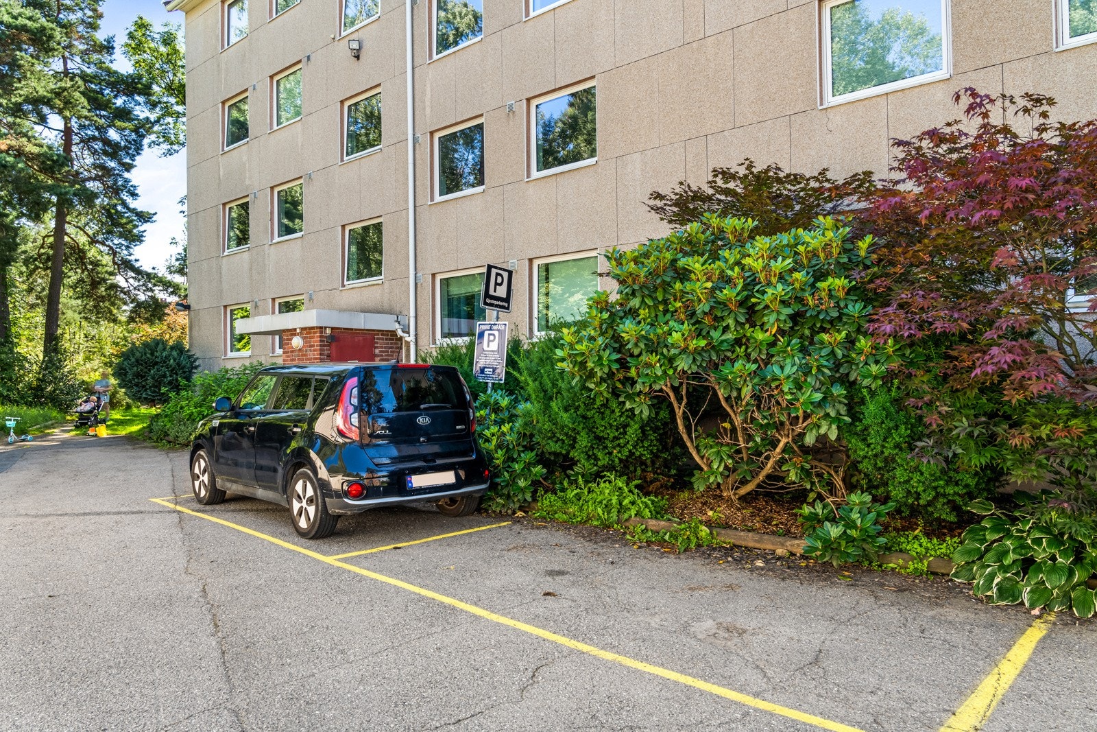 Gjesteparkering rett utenfor. Borettslaget har 54 parkerings- og 51 garasjeplasser som fordeles etter ventelister. Borettslaget har også 6 ladeplasser som alle kan stå på. Galleribilde