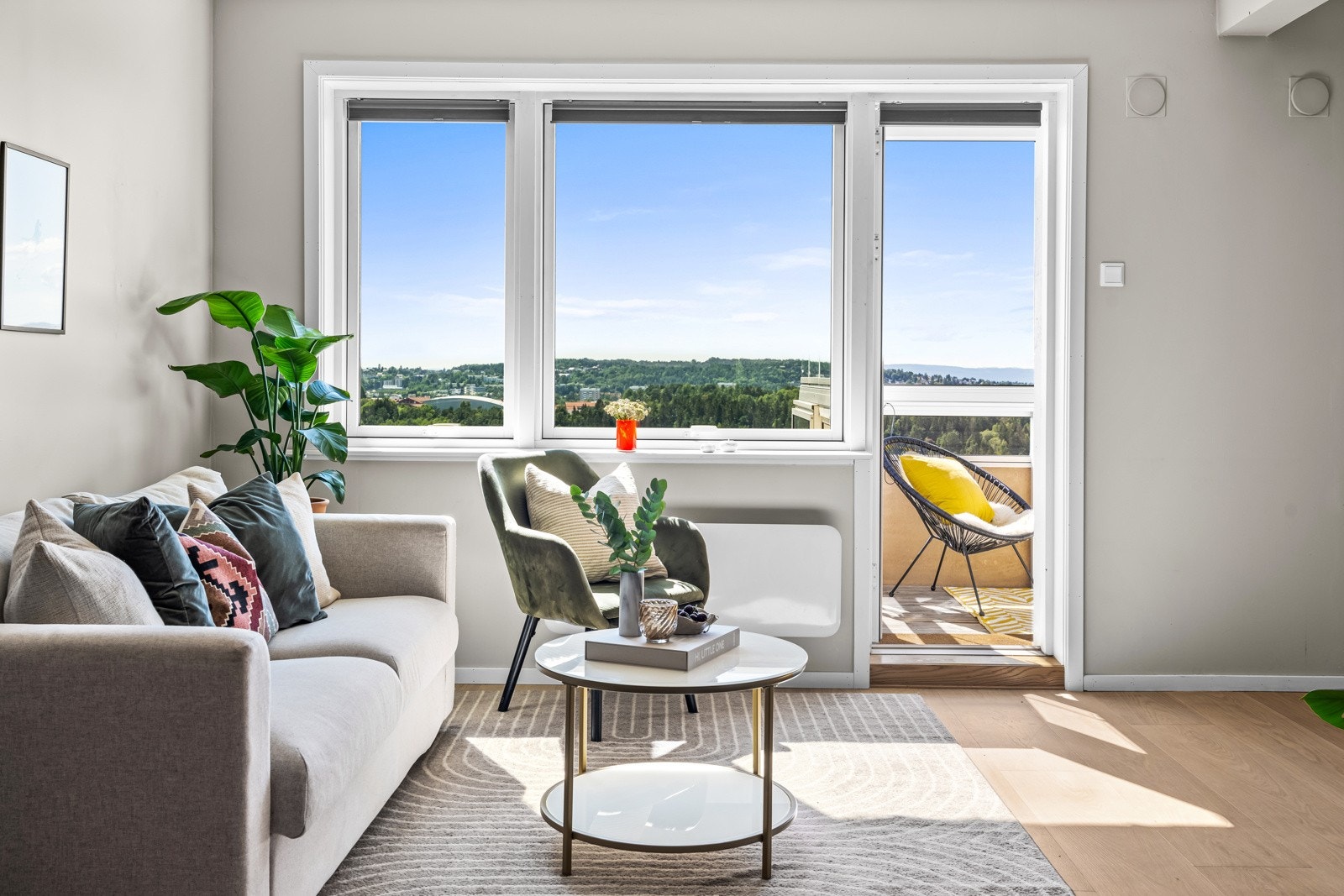 Stuen får godt med naturlig lysinnslipp fra store vindusflater. Vinduene og balkongdøren ble skiftet i regi av borettslaget i 2015. Galleribilde