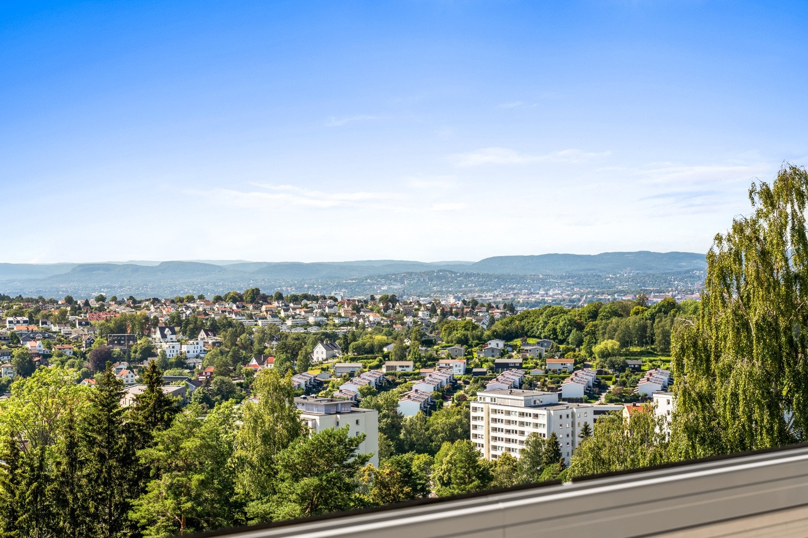 Byggets plassering på et solrikt høydedrag gir fantastisk, vidstrakt utsikt mot sentrum og vestover. Galleribilde