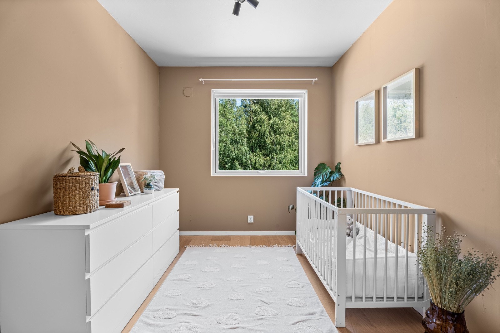 Soverom II er også av svært god størrelse med plass til seng, kontorpult og oppbevaringsløsninger. Dette rommer fungerer utmerket som f.eks barnerom, gjesterom og/eller kontor. Galleribilde