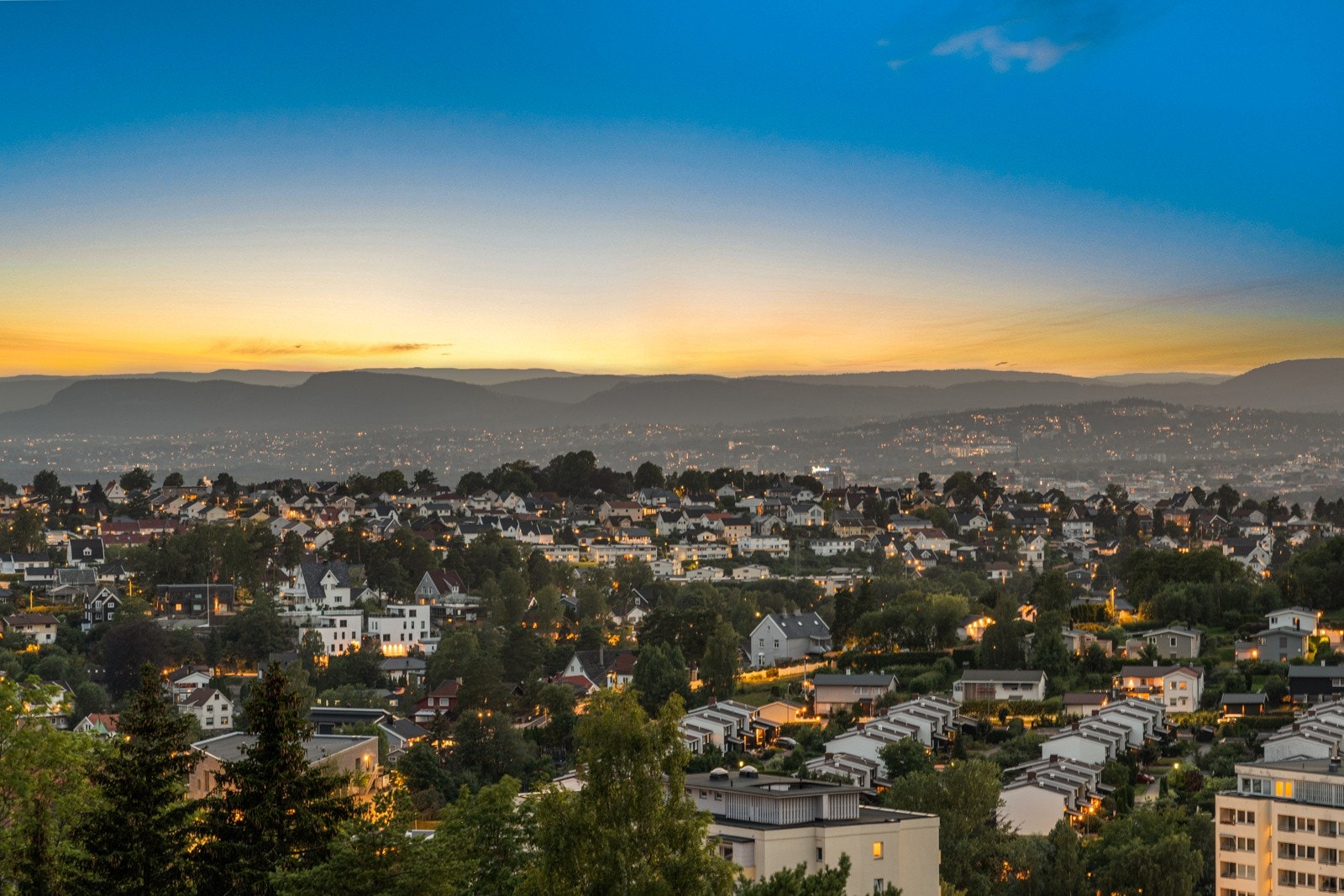 Stilren 3-roms toppleilighet med vestvendt, innglasset balkong, peis og spektakulær utsikt over Oslo. Boligen ble totaloppusset 2022/2023. Galleribilde