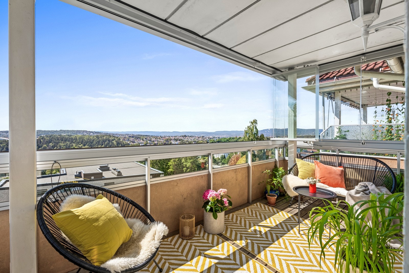 Fra stuen er det utgang til en vestvendt, innglasset balkong på ca. 9 kvm med utmerkede solforhold. Innglassingen var ny i 2023, og kan trekkes til side. Galleribilde