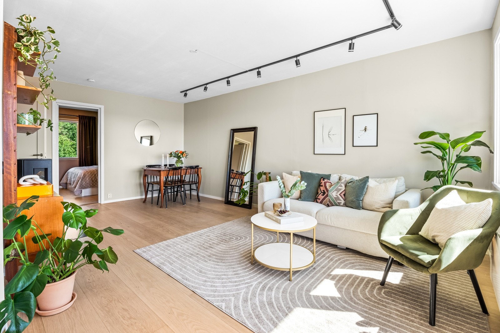 Det er ellers god plass til både tv-lounge og spisebord i stuen, samt et frokostbord i tilbaketrukket kjøkkensone. Galleribilde