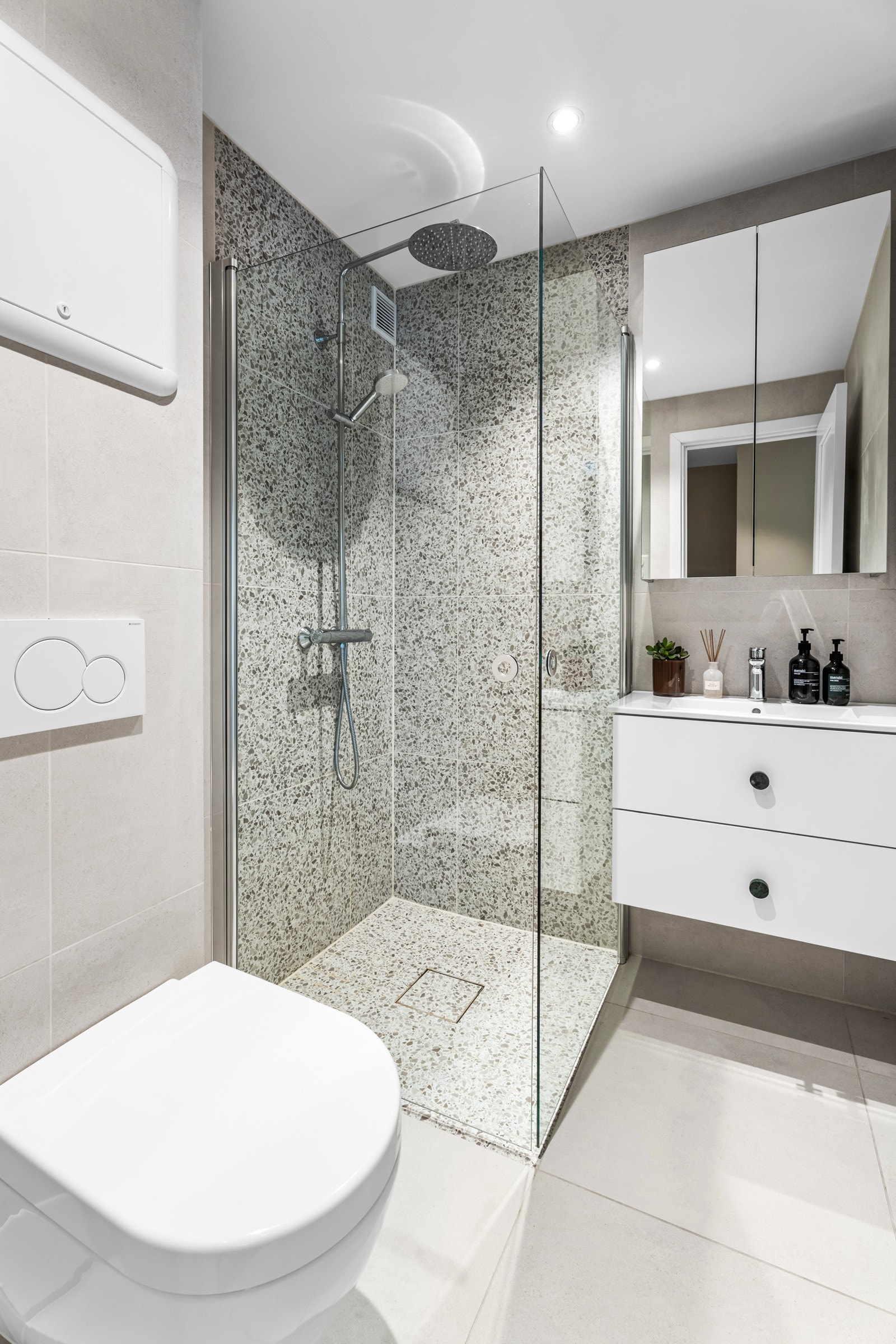 Badet er lekkert og moderne - totalrenovert i 2022 av fagfolk. Det foreligger dokumentasjon på renoveringen, og det er 5 års garantitid. Galleribilde