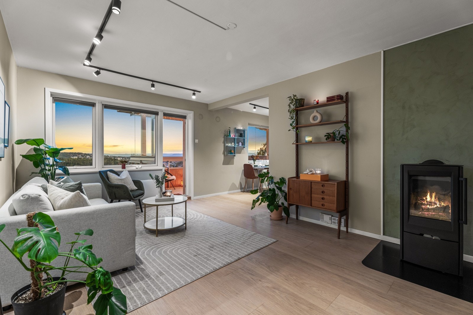 Leiligheten ble omfattende oppusset i perioden 2022/2023 med bla. nytt bad, nytt HTH-kjøkken, nye overflater, ny peis og garderobeløsninger. En sjeldent lekker leilighet. Galleribilde