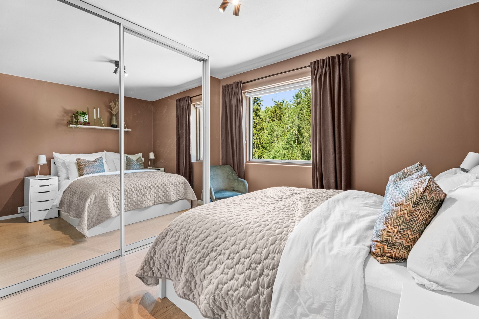 Soverommet har nyere skyvedørsgarderobe med speilfronter, som både gir et forstørrende inntrykk og god oppbevaringsplass. Galleribilde