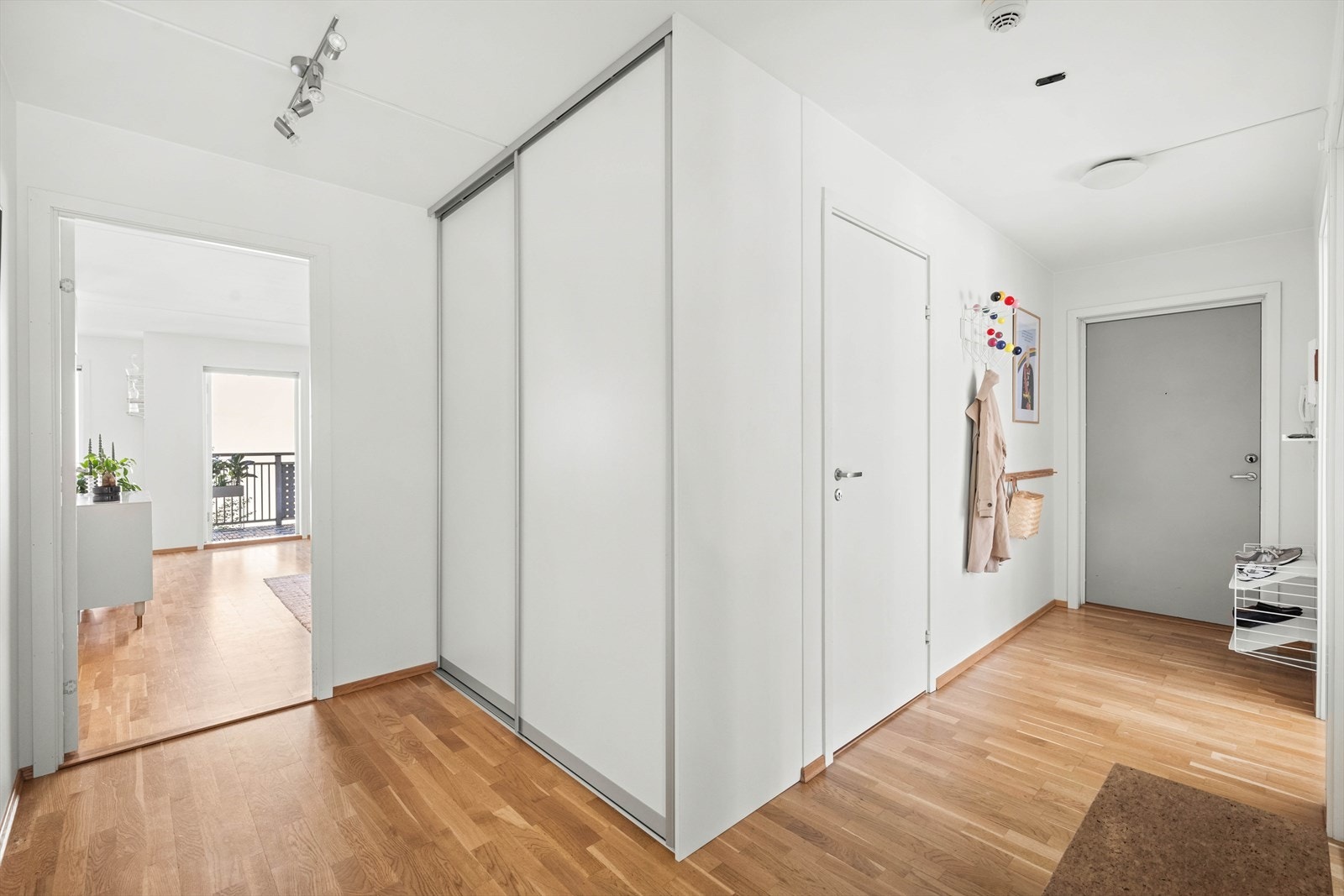 Entréen har også er flott skyvedørsgarderobe. I tillegg disponerer leiligheten en kjellerbod på 5,7 kvm Galleribilde