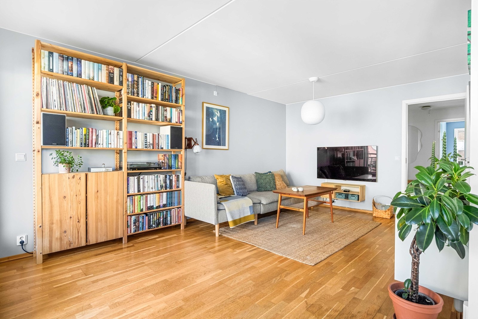 Stuen er malt i tidsriktige farger med lyse parkett gulv. Galleribilde