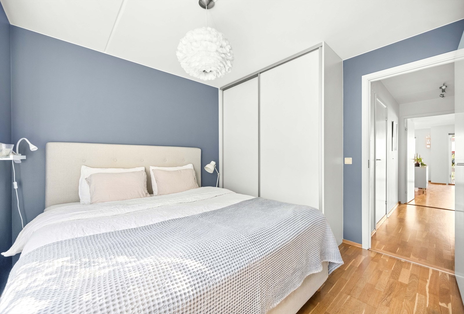 Hovedsoverommet har god plass til dobbeltseng, nattbord og garderobeskap. Galleribilde