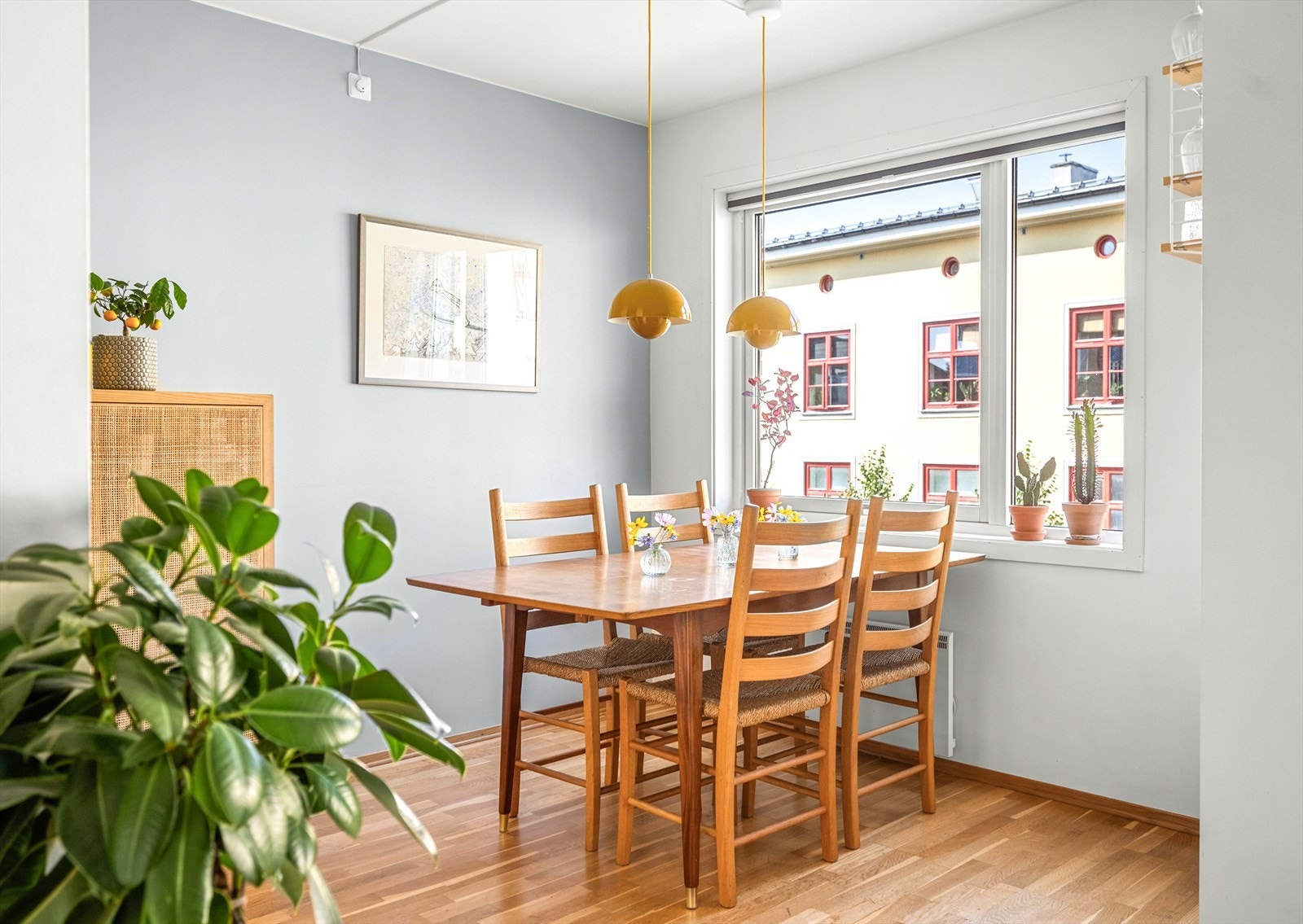 Flott spisestue med god plass til spisebord ved vinduet. Galleribilde