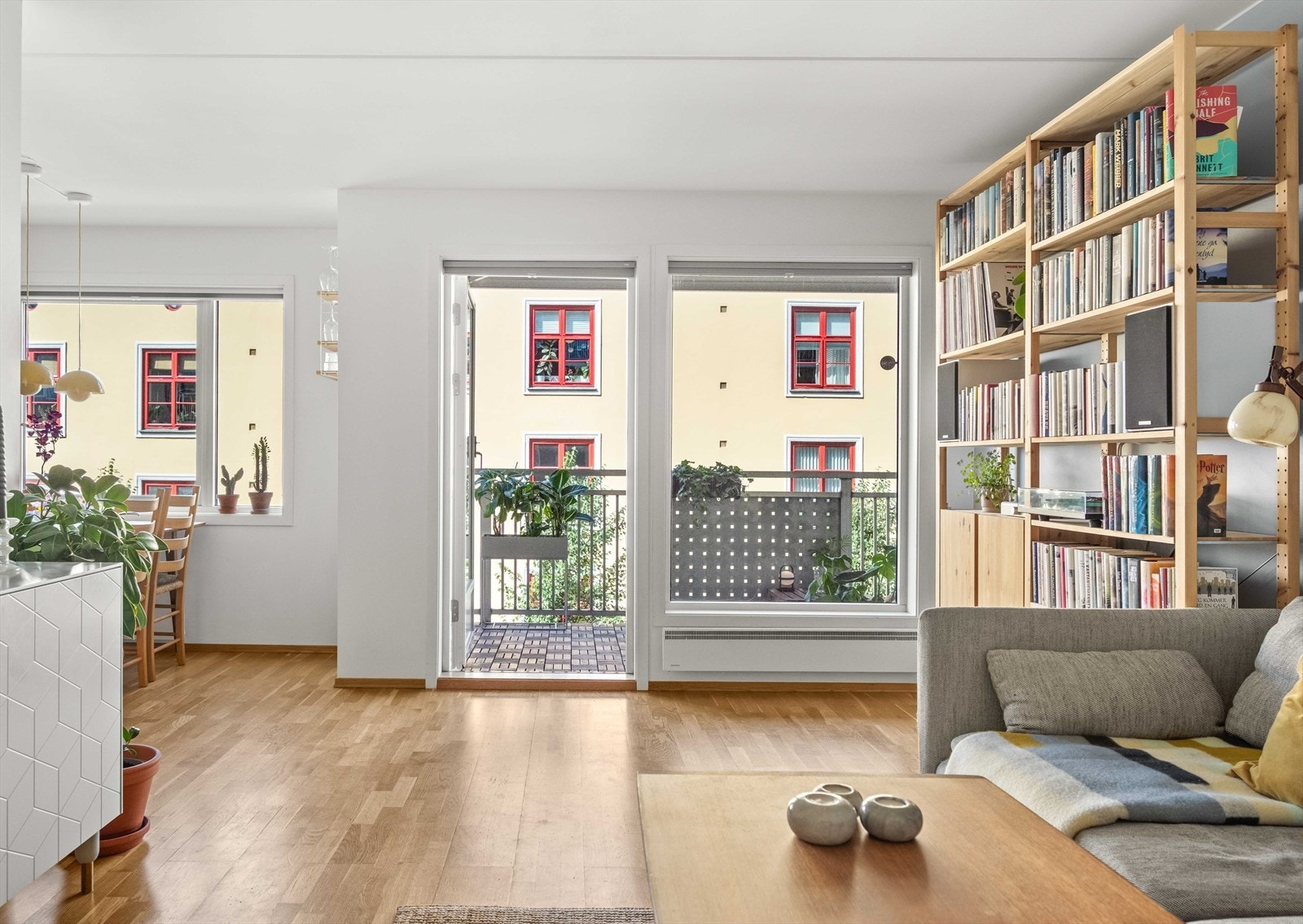 Stuen har store vindusflater og balkongdør som slipper inn rikelig med naturlig lys. Direkte utgang til solrik, vestvendt balkong. Galleribilde