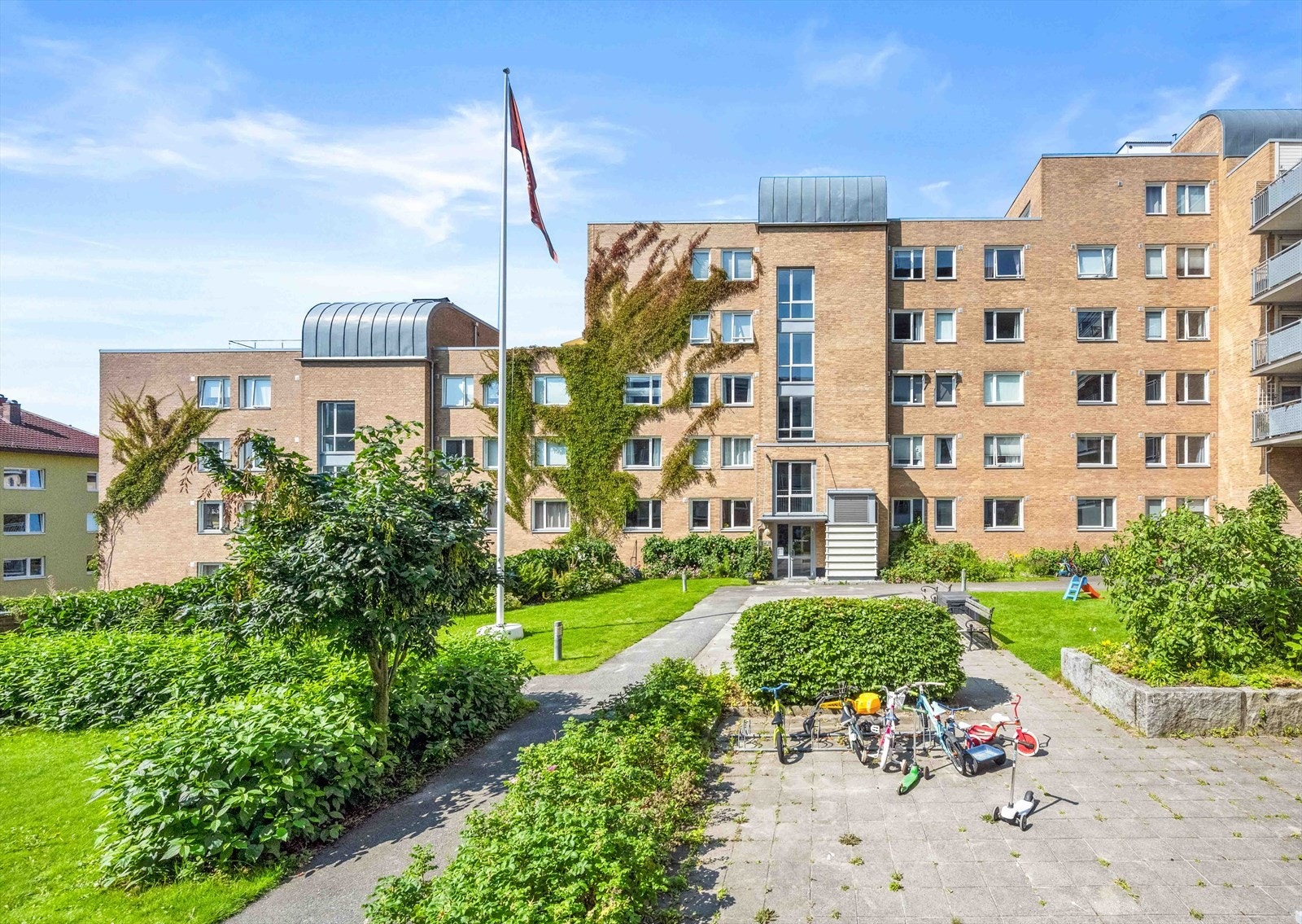 Sameiet har et flott fellesområde bestående av flotte grøntområde. Galleribilde