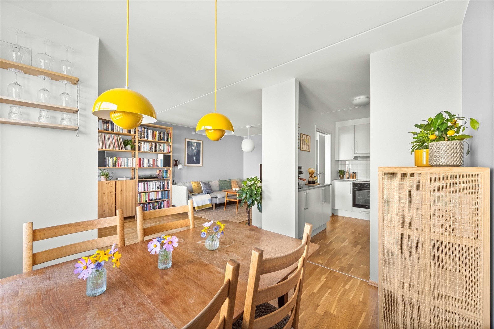 Leiligheten har en god og gjennomgående planløsning bestående av tre soverom, kjøkken, bad og stue med utgang til vestvendt balkong. Galleribilde
