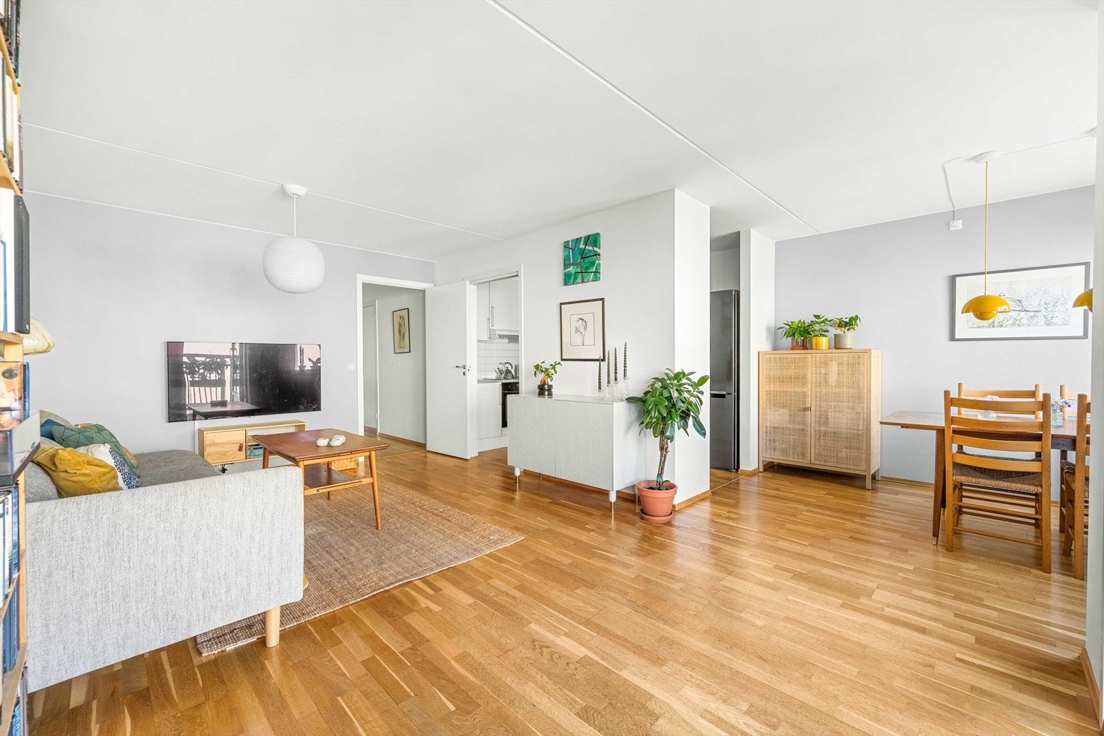 Stuen har god plass til sofa, tv-møbler, samt spisegruppe. Galleribilde