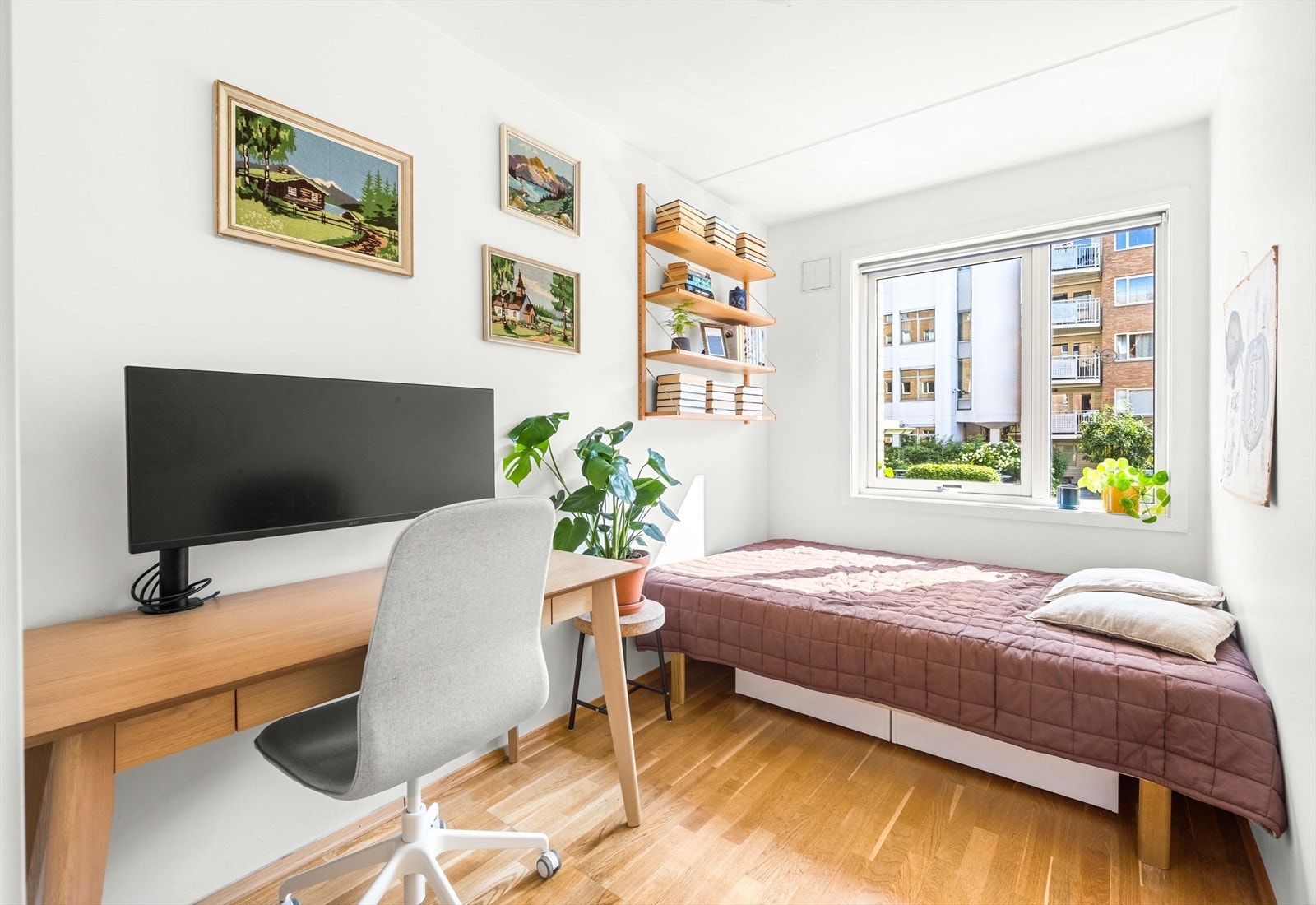 Soverom nr. 2 er innredet med skrivebord og seng - rommet kan fint brukes som et kontor eller gjesterom. Galleribilde