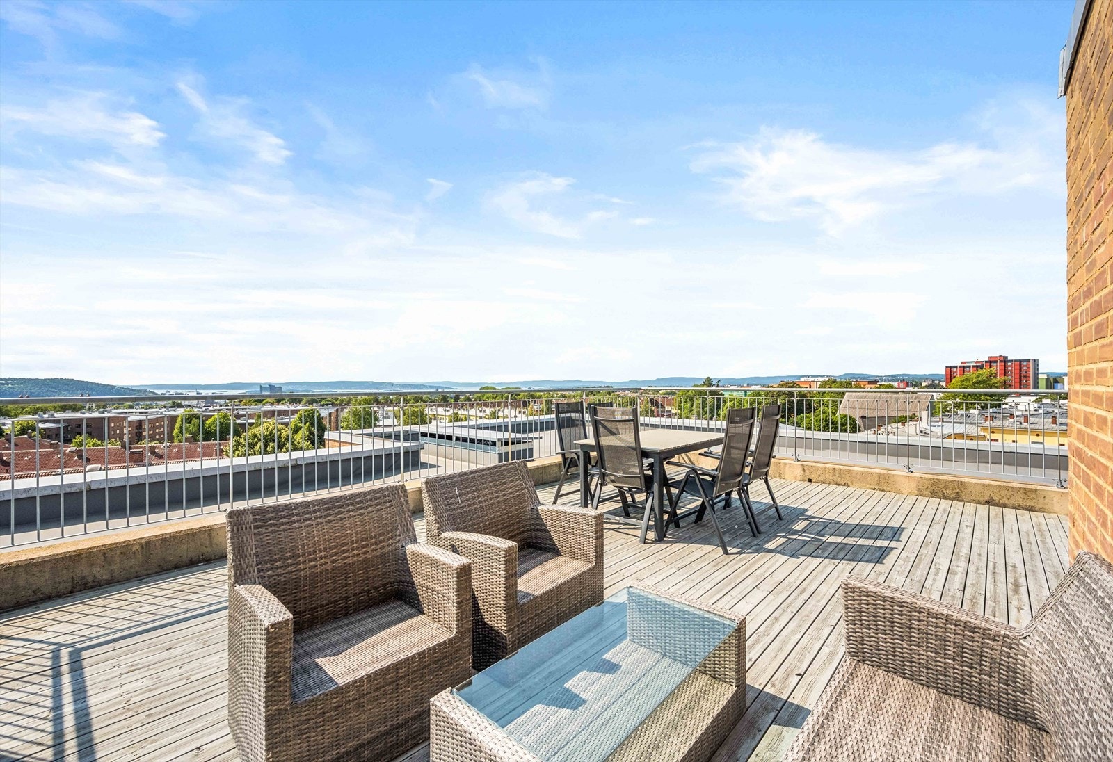 Herlig takterrasse med en fantastisk utsikt og utemøbler i Hans Nielsen Hauges gate 29A. Galleribilde