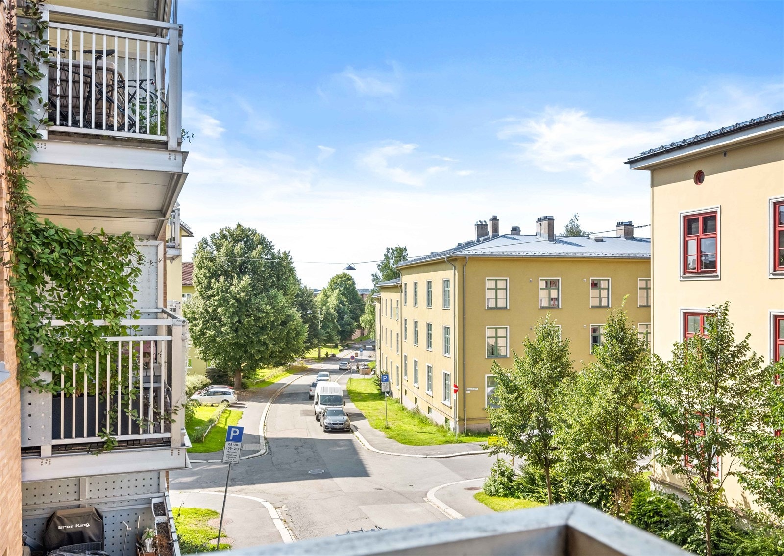 Utsikt fra balkongen, rolig sidegate. Galleribilde