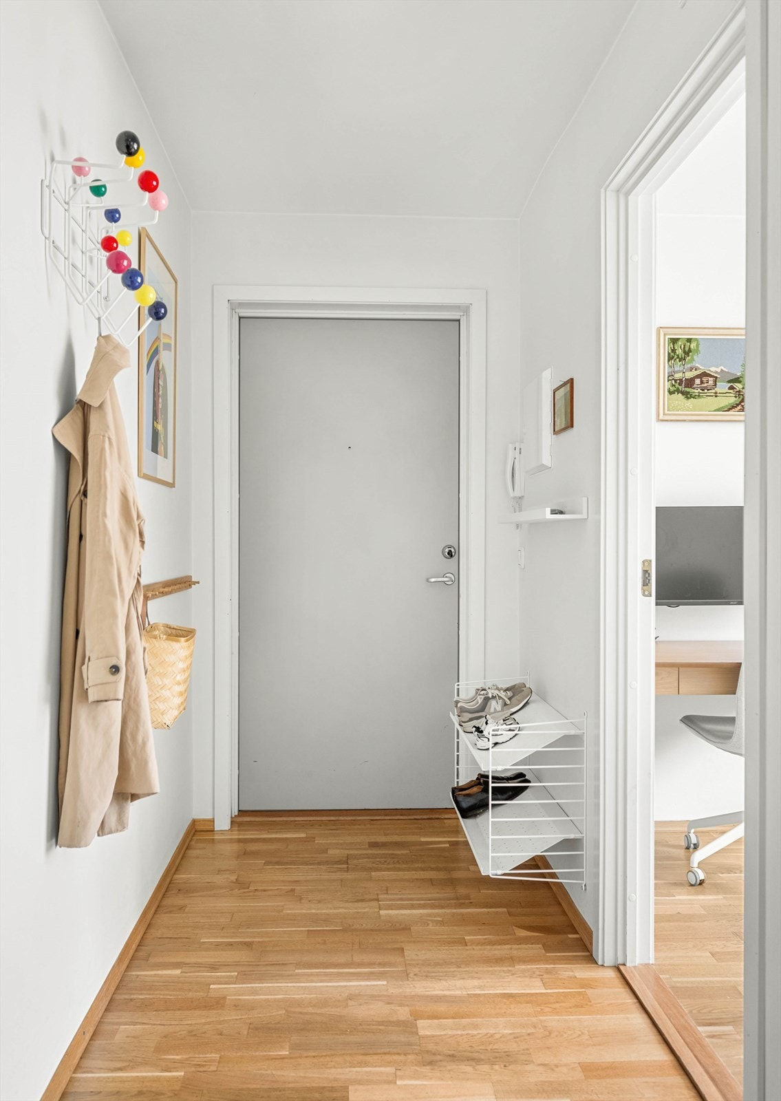 Lys og innbydende entré med plass til oppheng av både sko og jakker. Galleribilde