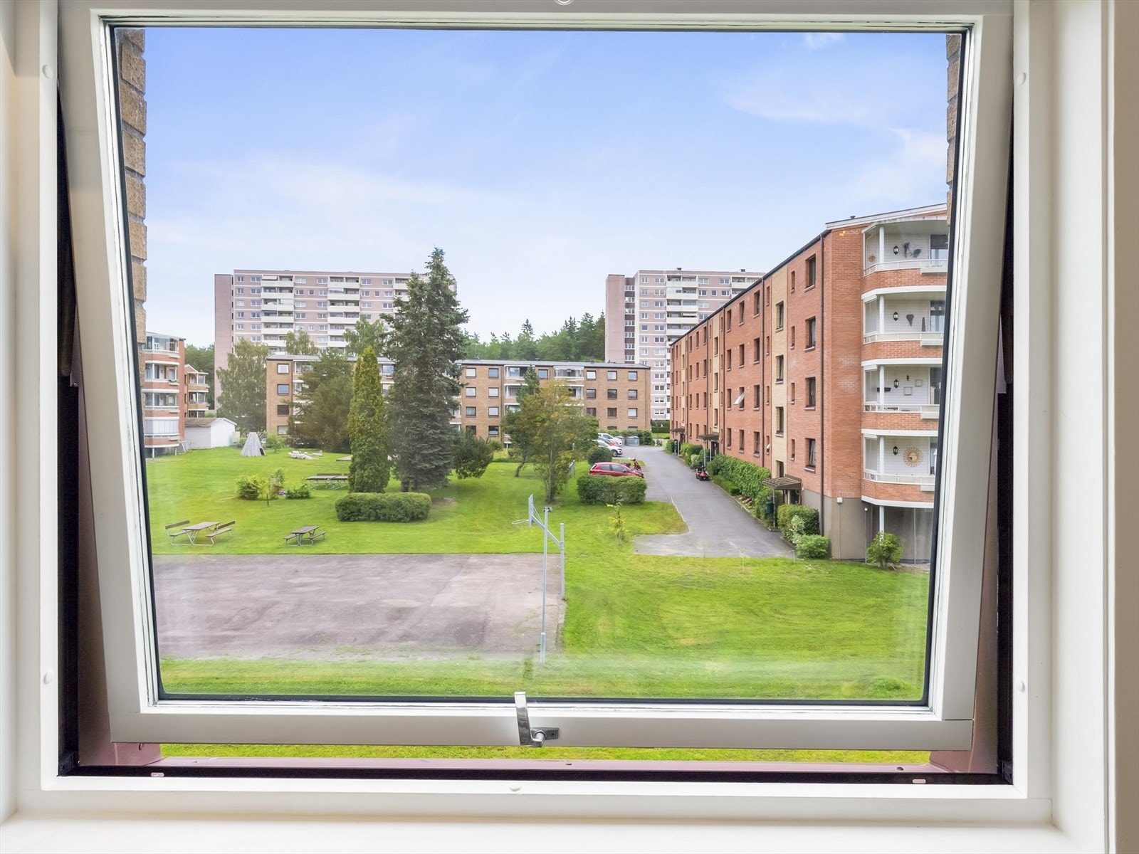 Flott utsikt fra vindu mot grøntarealer og nabolaget. Galleribilde