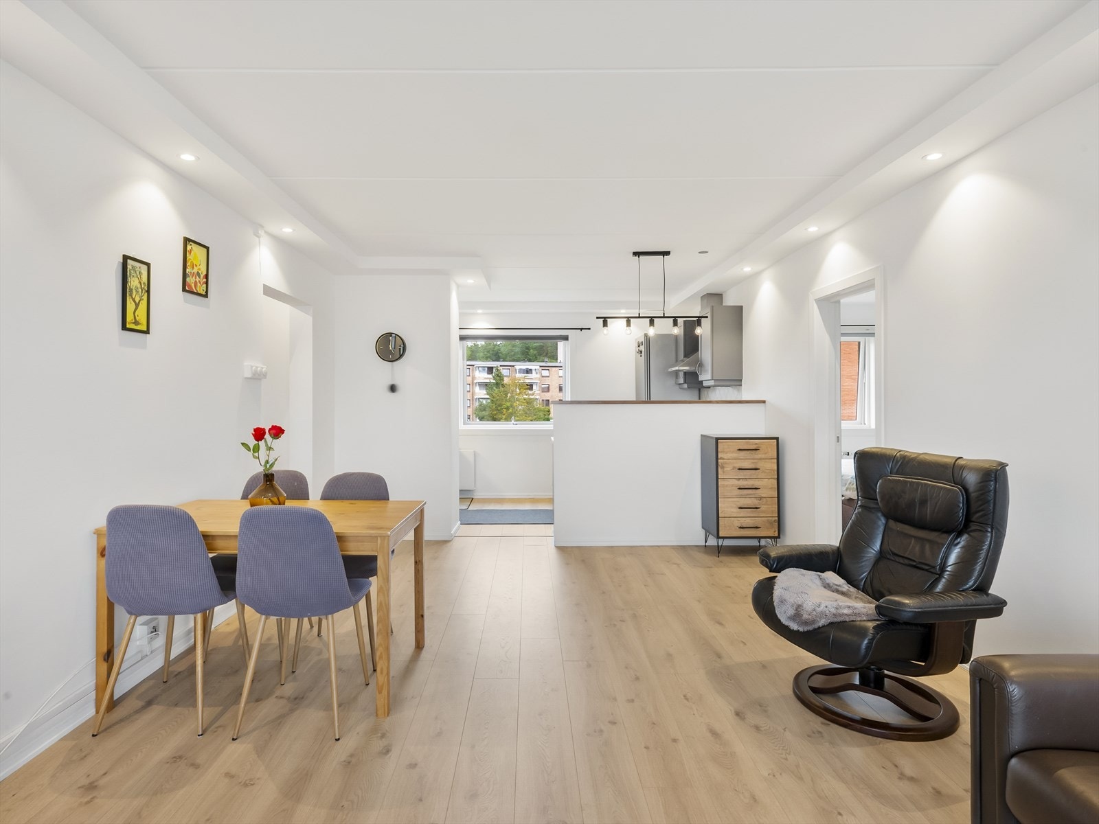 Lys stue med plass til både spisebord og sofagruppe. Galleribilde