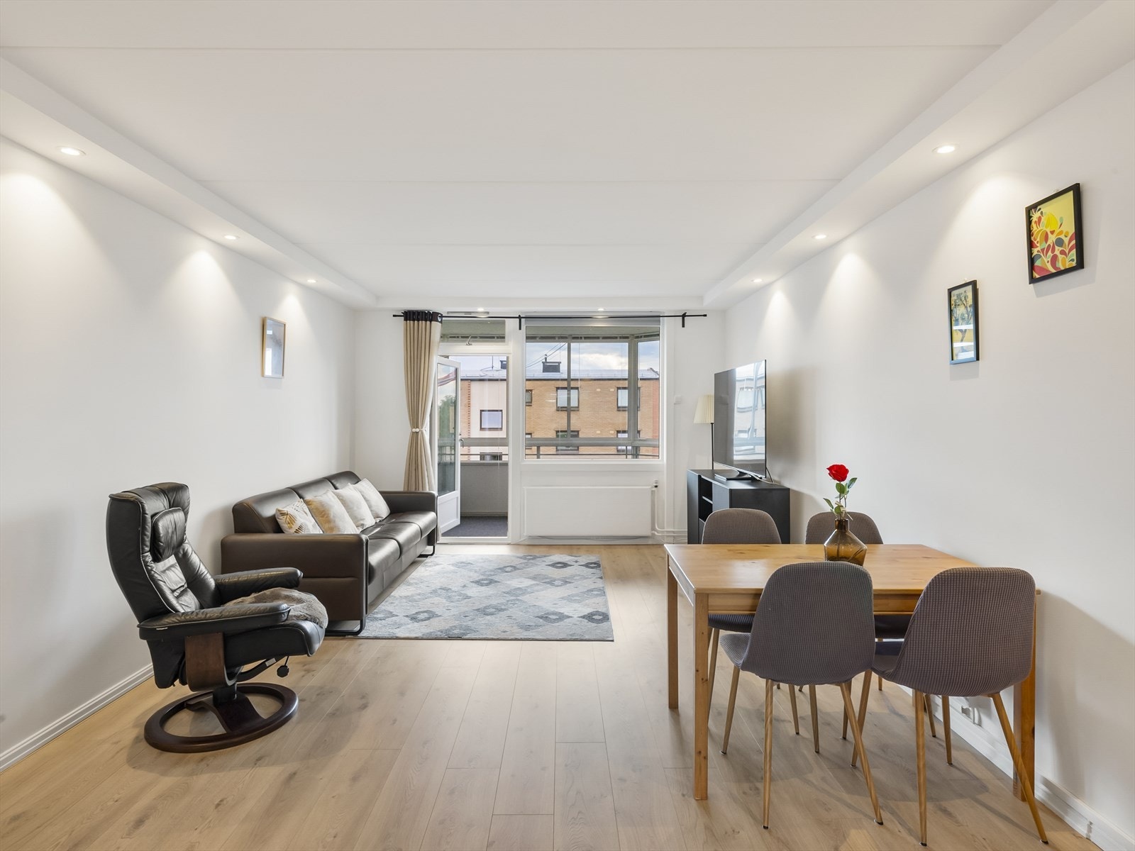 Stue med utgang til innglasset balkong og plass til spisebord. Galleribilde