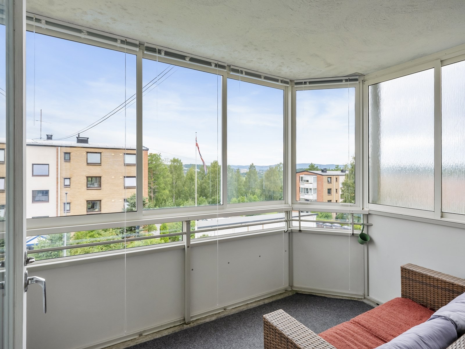 Romslig innglasset balkong med flott utsikt over nærområdet. Galleribilde