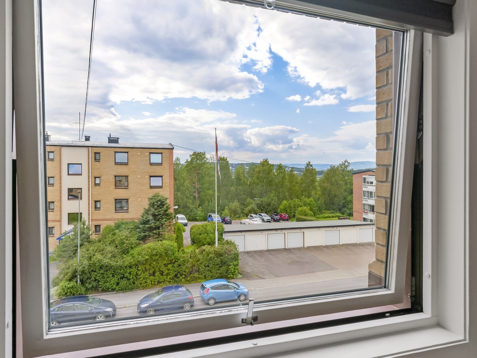 Utsikt fra vindu med muligheter for sol store deler av dagen. Galleribilde
