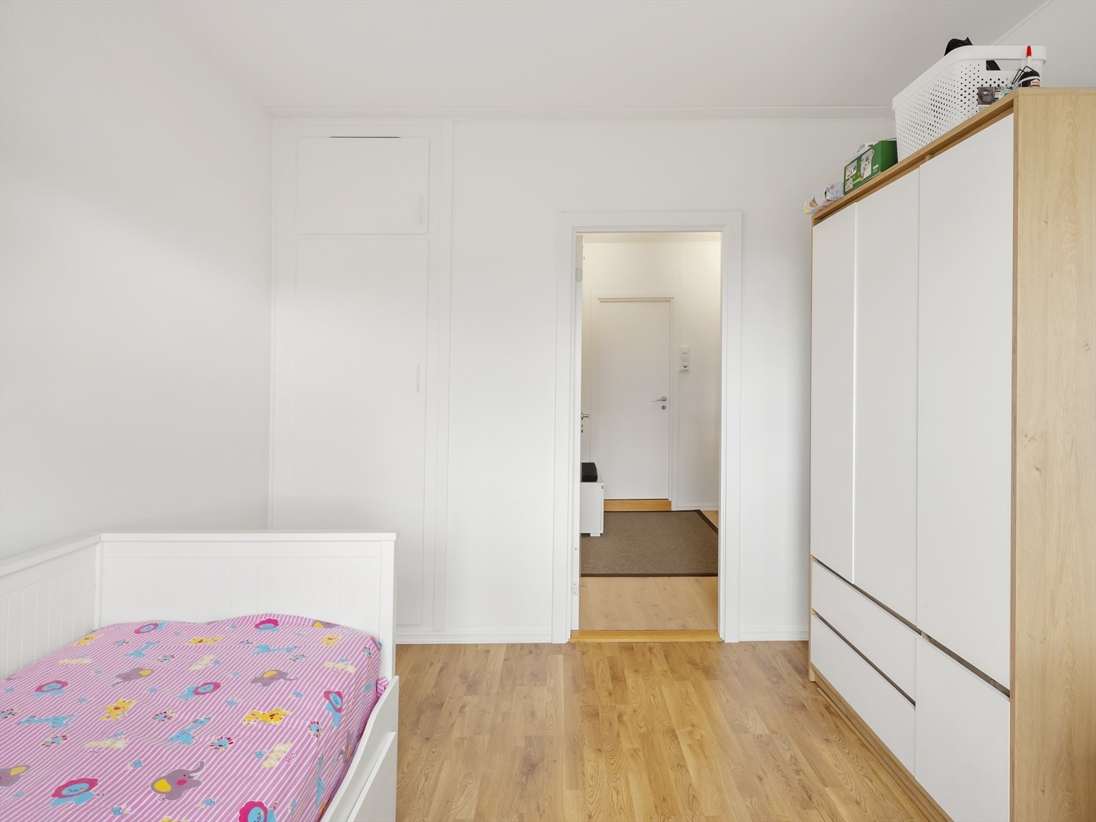 Barnerom med plass til seng og garderobe, nær badet. Galleribilde
