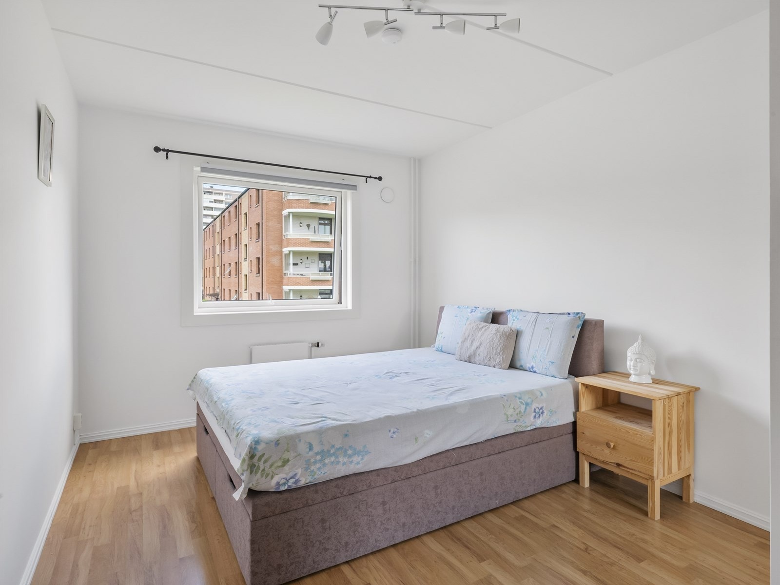 Hovedsoverom med plass til stor seng og garderobeskap. Galleribilde