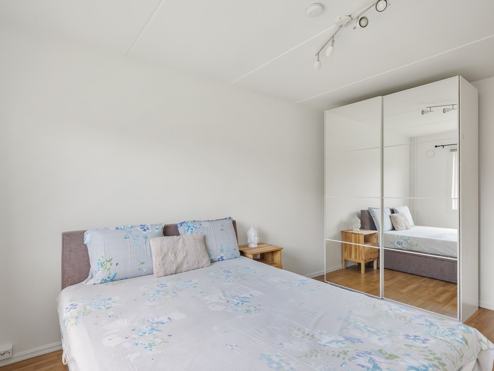 Komfortabelt hovedsoverom med speilgarderobe og vindu. Galleribilde