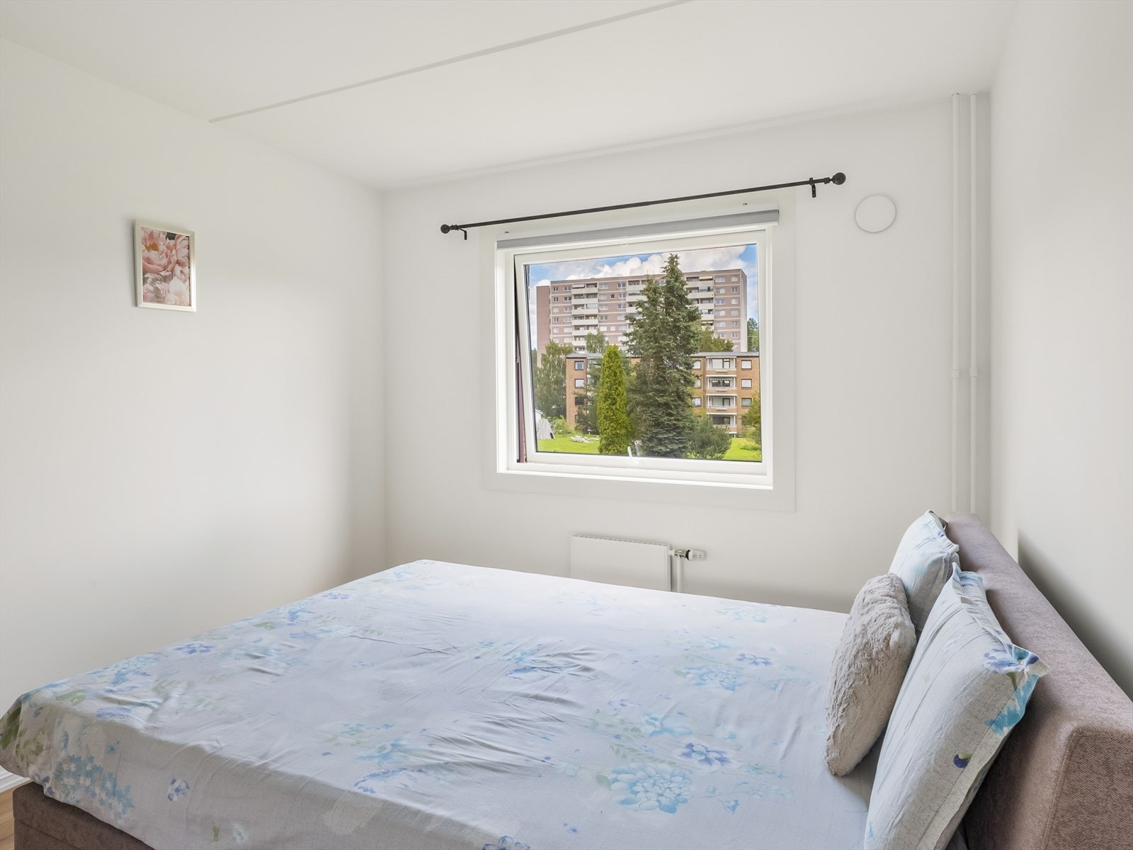 Hovedsoverom med utsikt over grøntområde og naturlig lys. Galleribilde