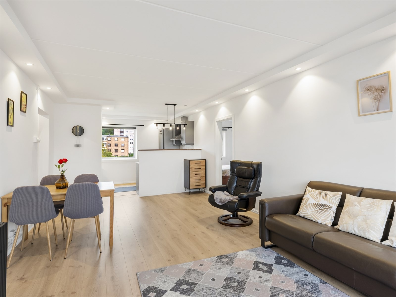 Romslig stue med spiseplass og store vinduer som gir flott utsyn. Galleribilde
