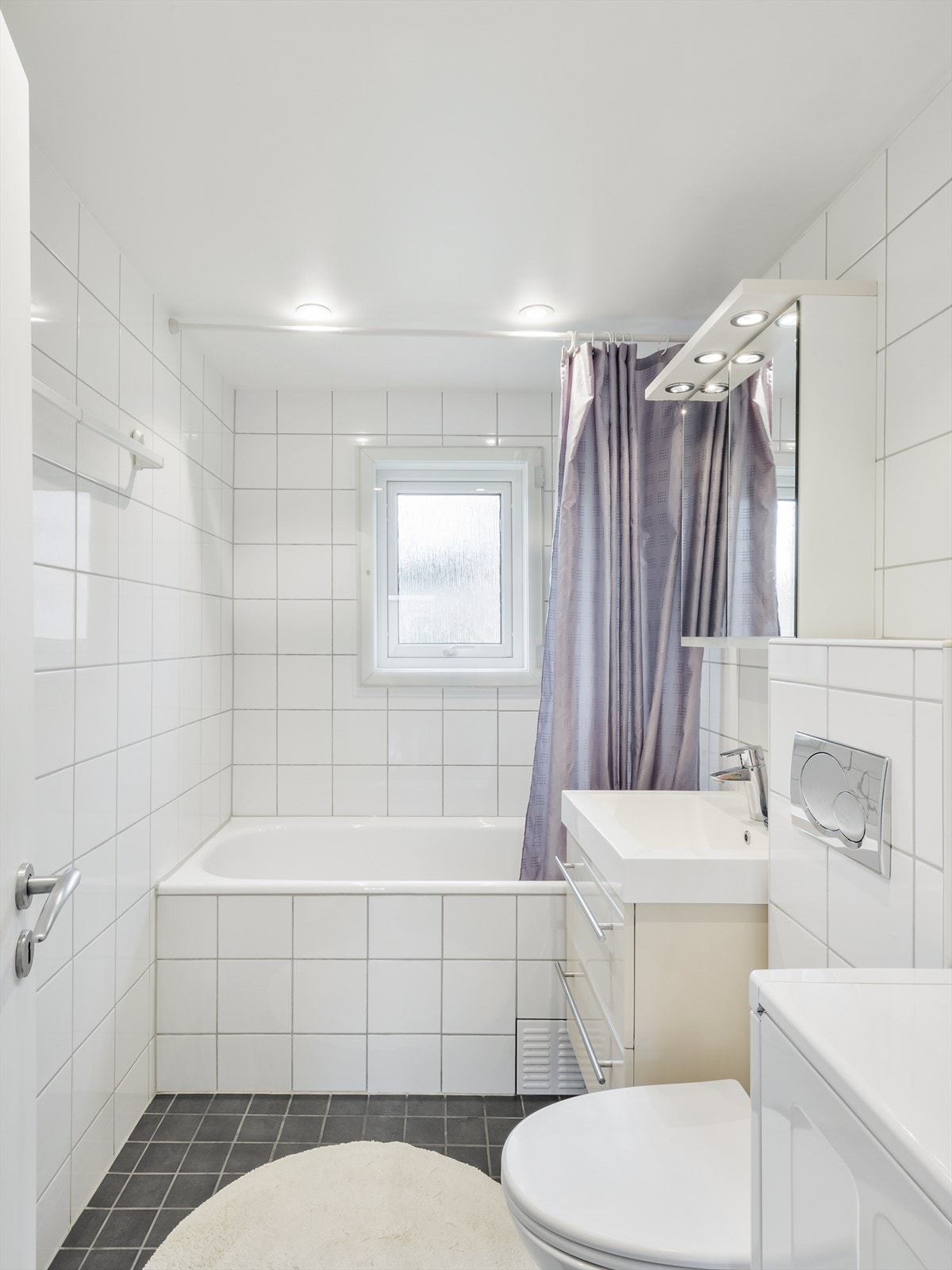 Innredningen består av badekar, wc og servant. Opplegg for vaskemaskin.. Galleribilde