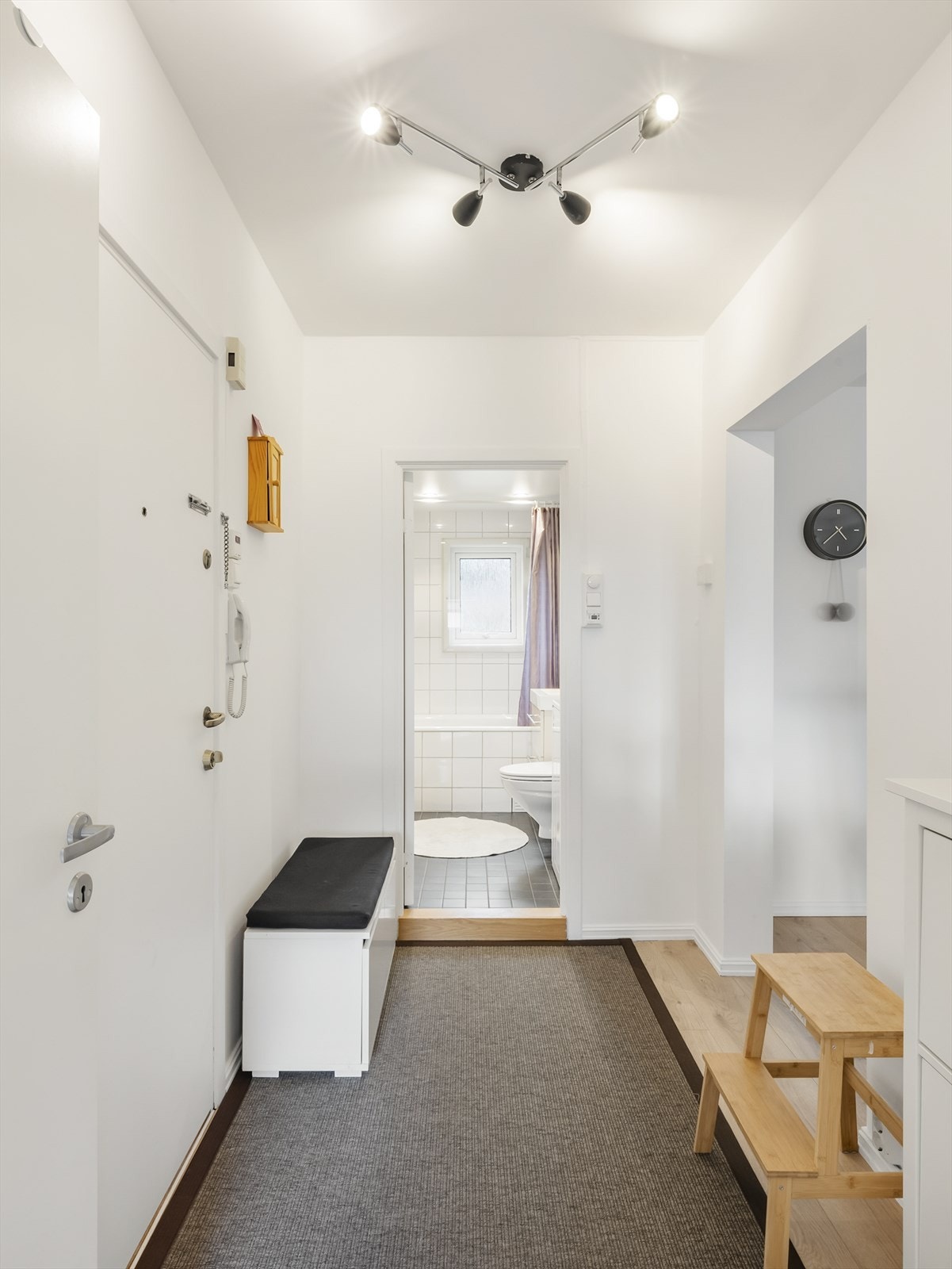 Inngangsparti med god plass til oppbevaring og tilgang til bad. Galleribilde