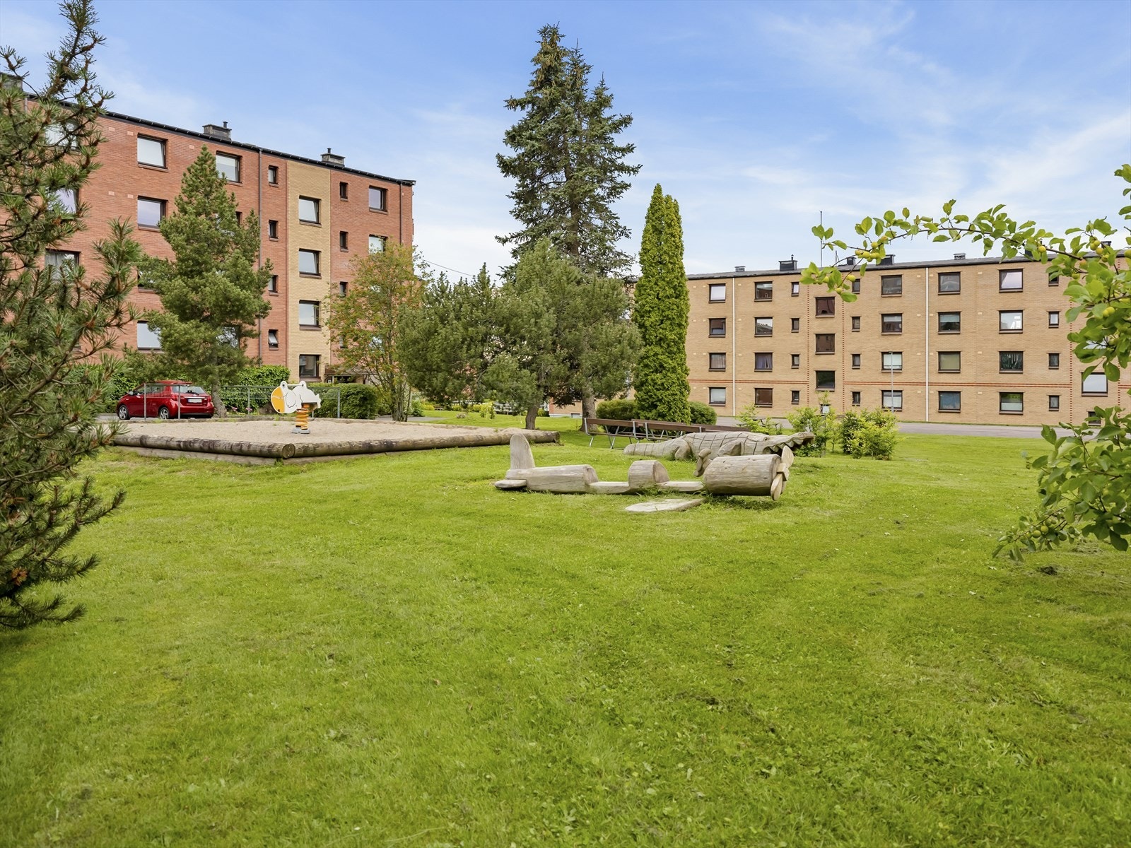 Hyggelig fellesområde med lekeplass og grønne omgivelser. Galleribilde