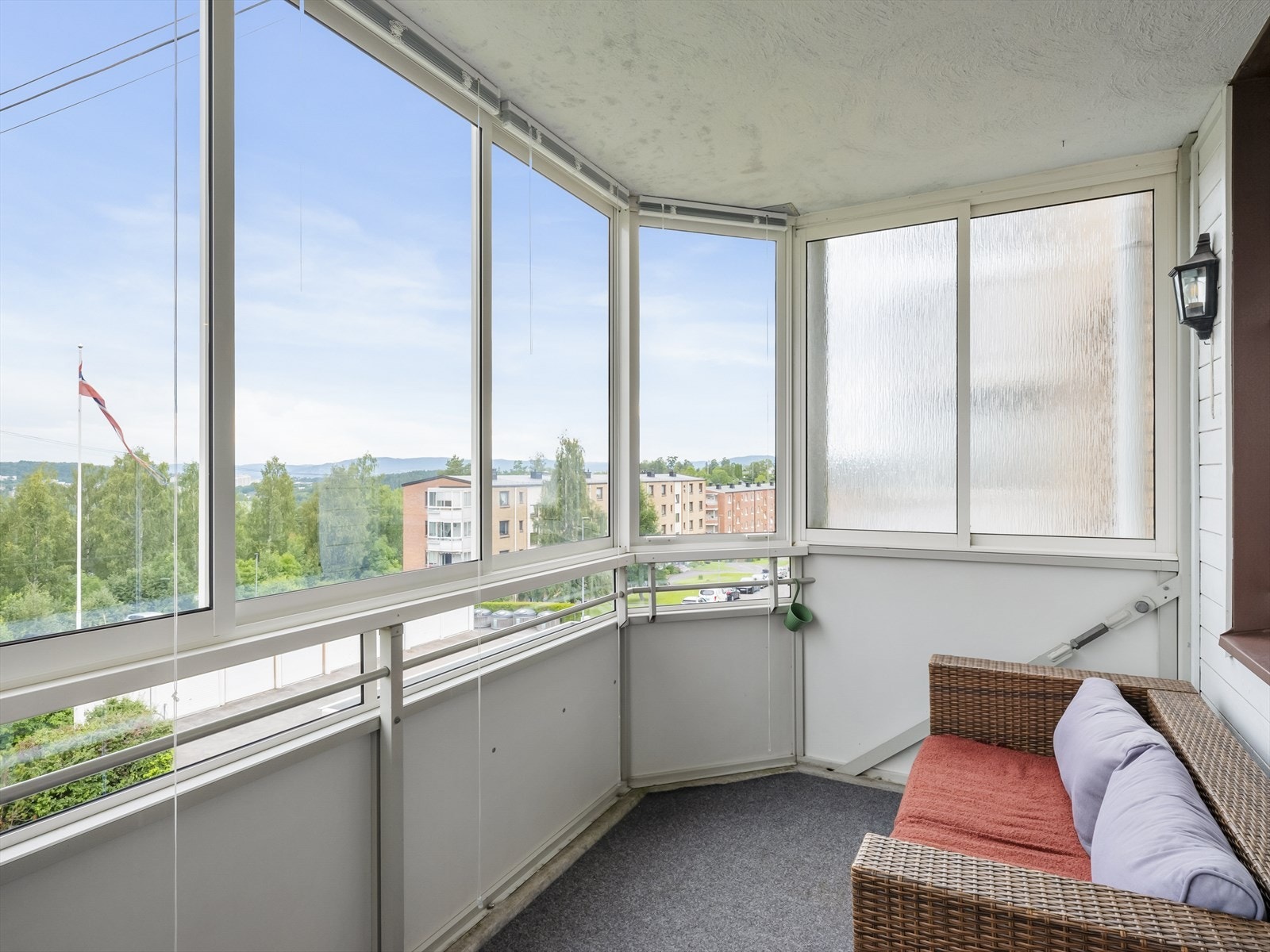 Innglasset balkong med flott utsikt og mulighet for avslapping. Galleribilde