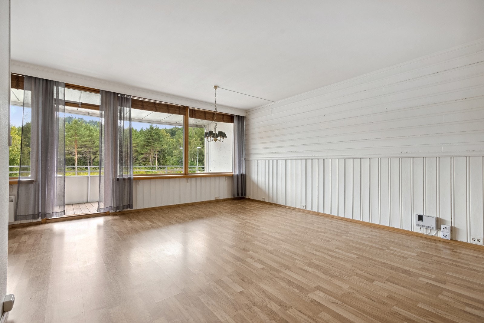 Stuen er malt i en lys, nøytral farge som gjør det lett å sette sitt personlige preg på rommet gjennom pynt og interiør. Galleribilde