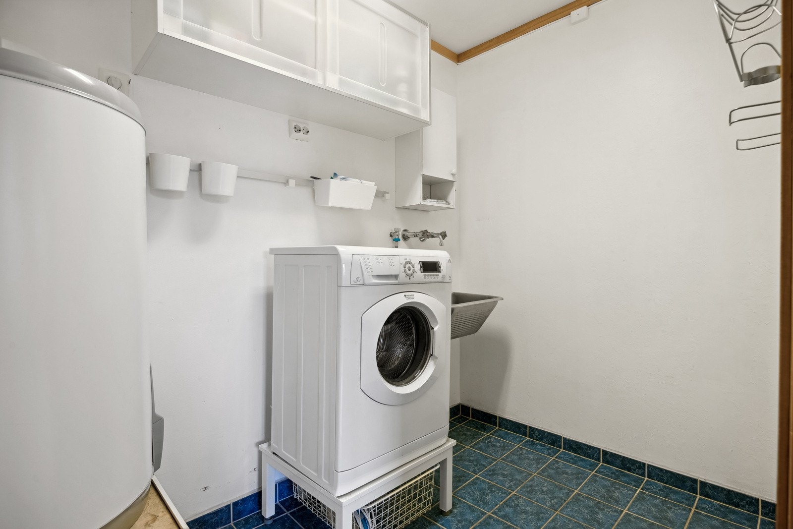 Praktisk vaskerom vegg i vegg med badet. Galleribilde