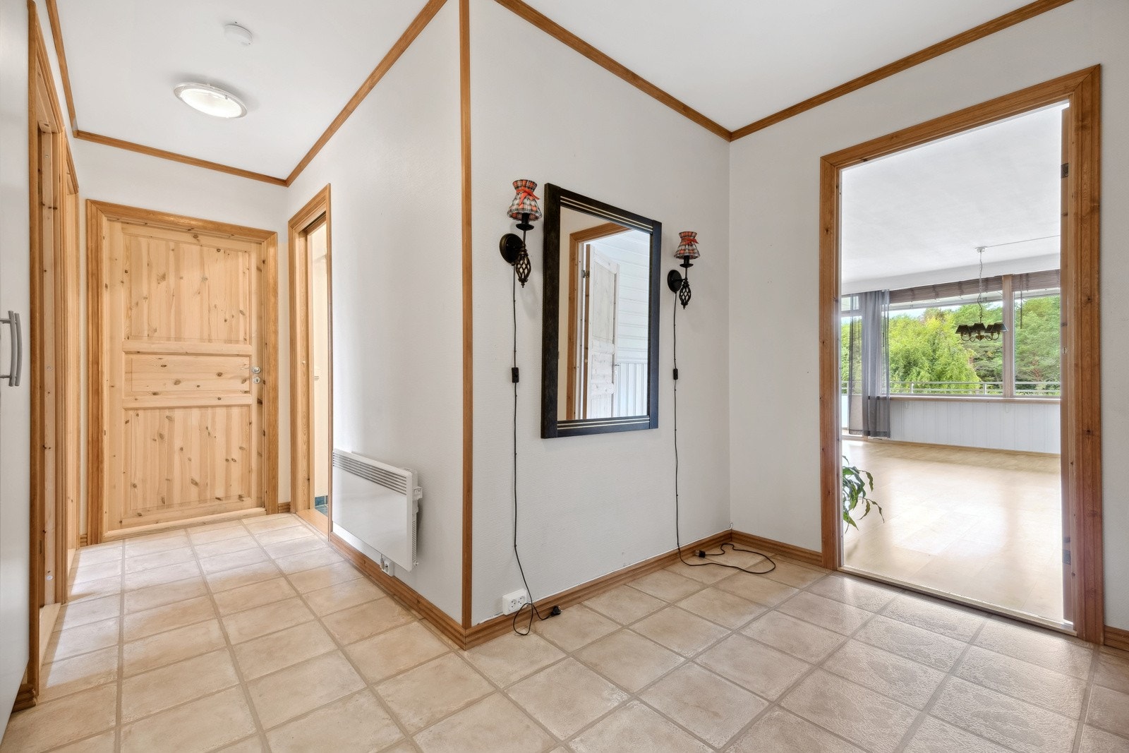 Lys og praktisk gang med garderobe. Galleribilde