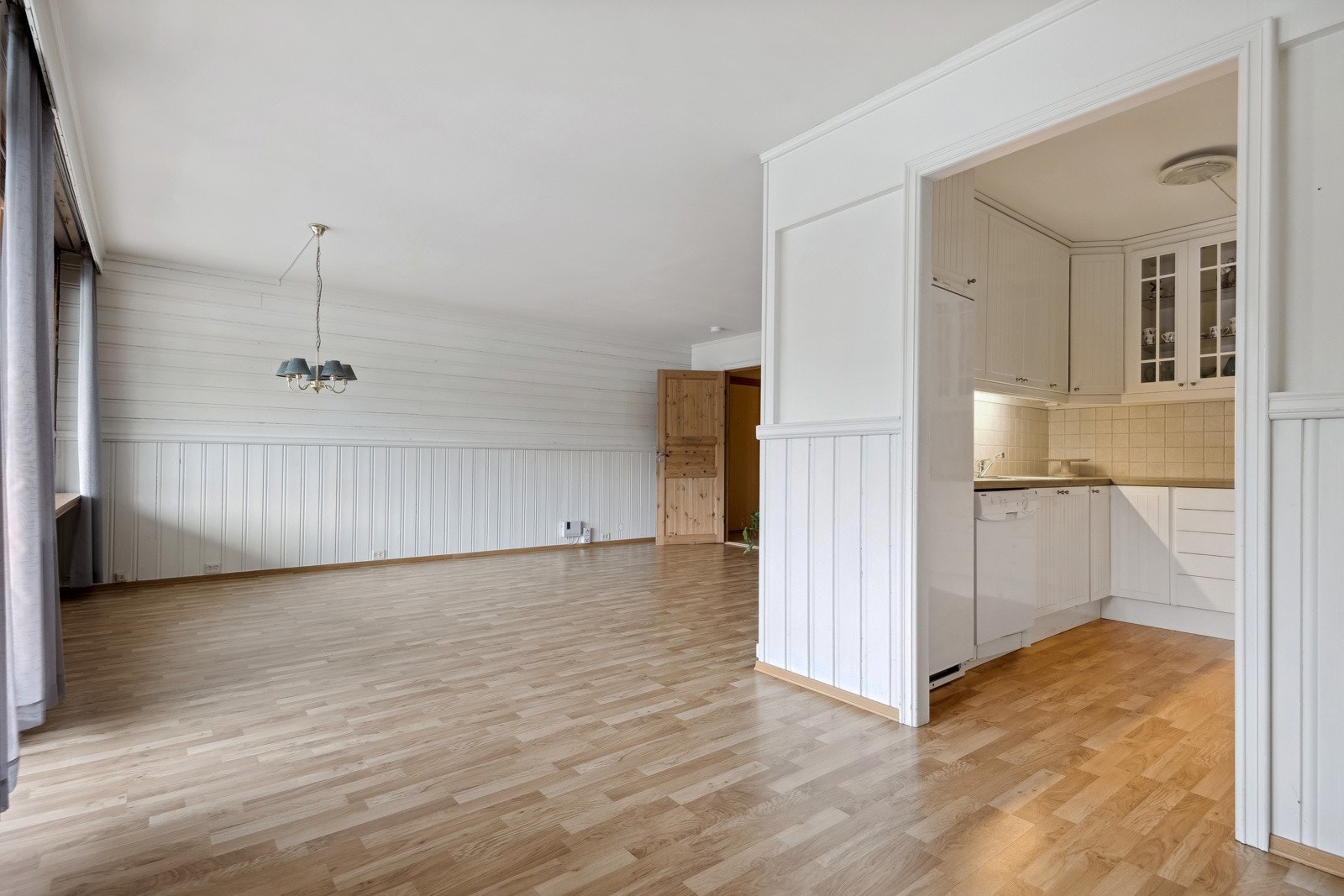 Stuen er naturlig inndelt i ulike brukssoner, og det passer utmerket å innrede med spisebord utenfor kjøkkenet. Galleribilde